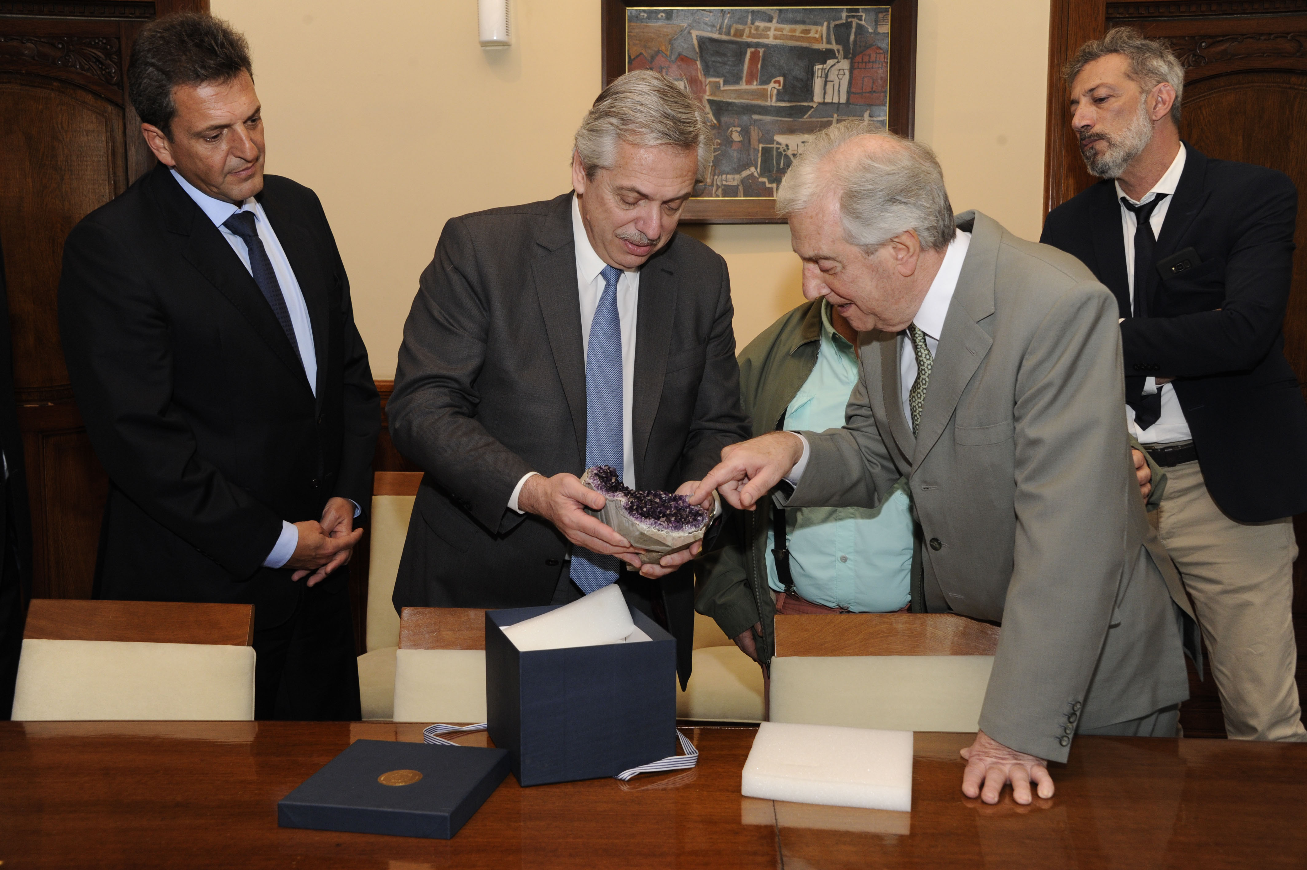 Tabaré Vázquez hace entrega de un obsequio a Alberto Fernández