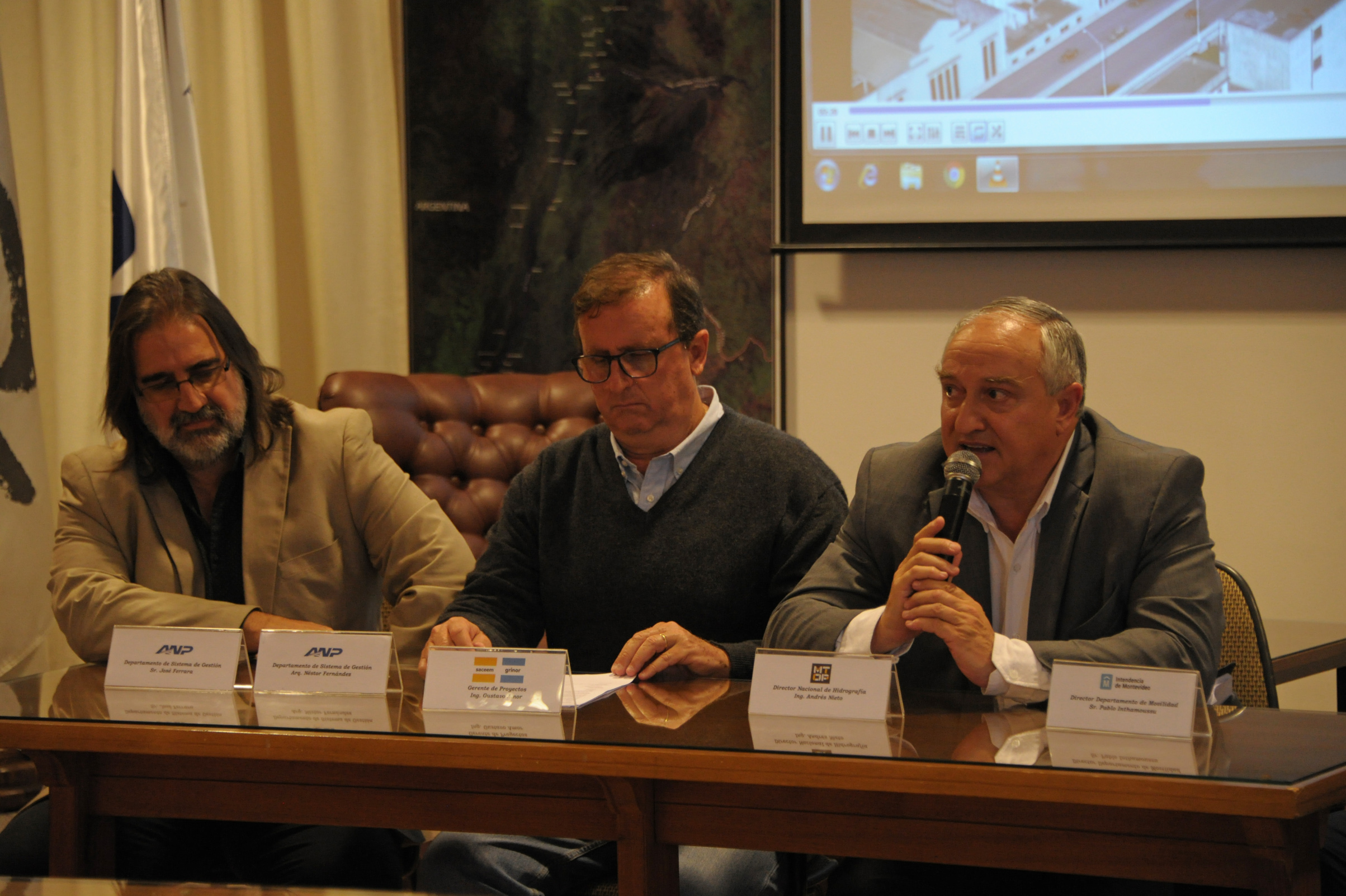 Conferencia de prensa sobre modificación de circulación vehicular por construcción de viaducto en rambla portuaria 25 de Agosto