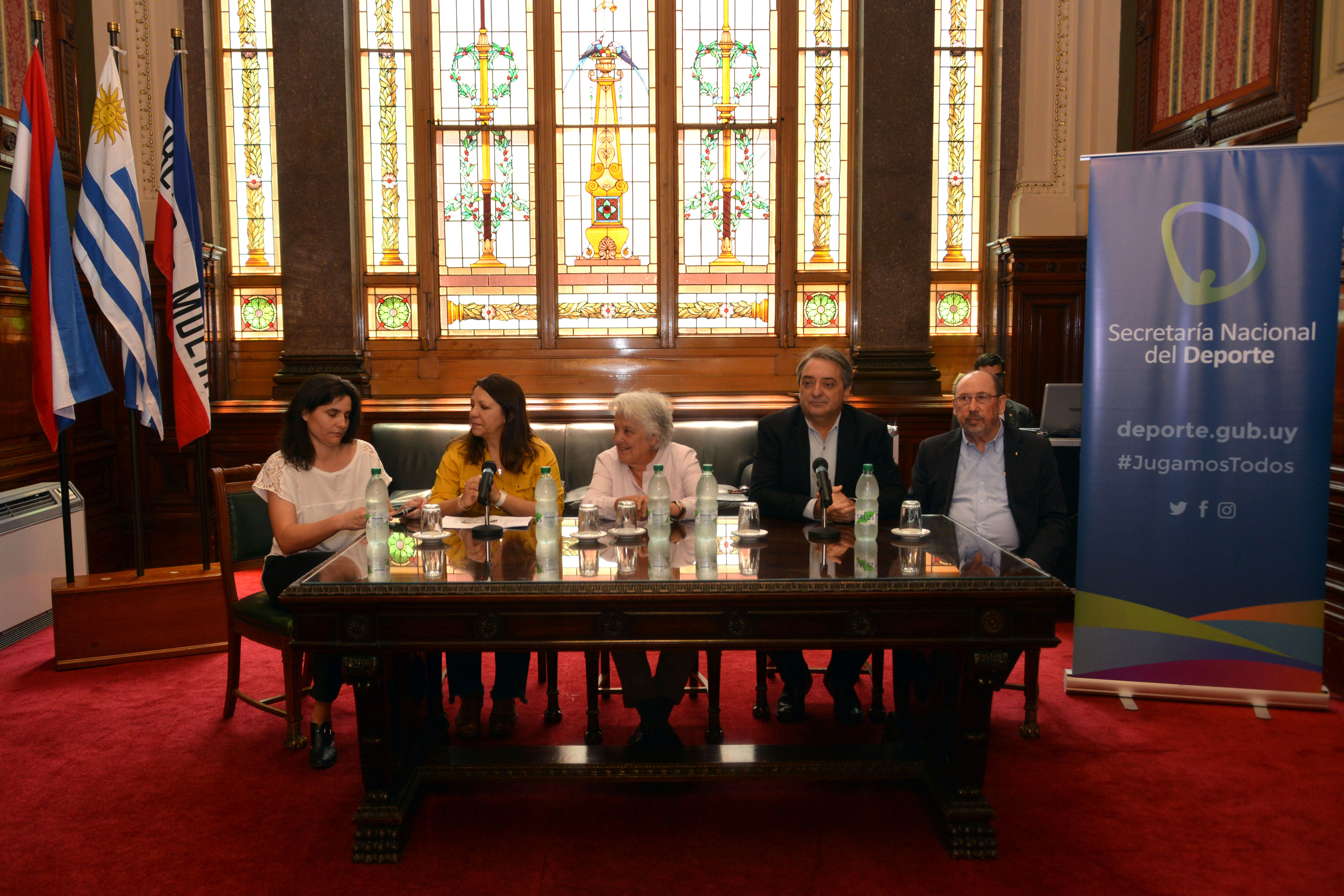 Entrega de Pabellón Nacional a Delegación de estudiantes que participará de la XXV edición de los Juegos Deportivos Escolares