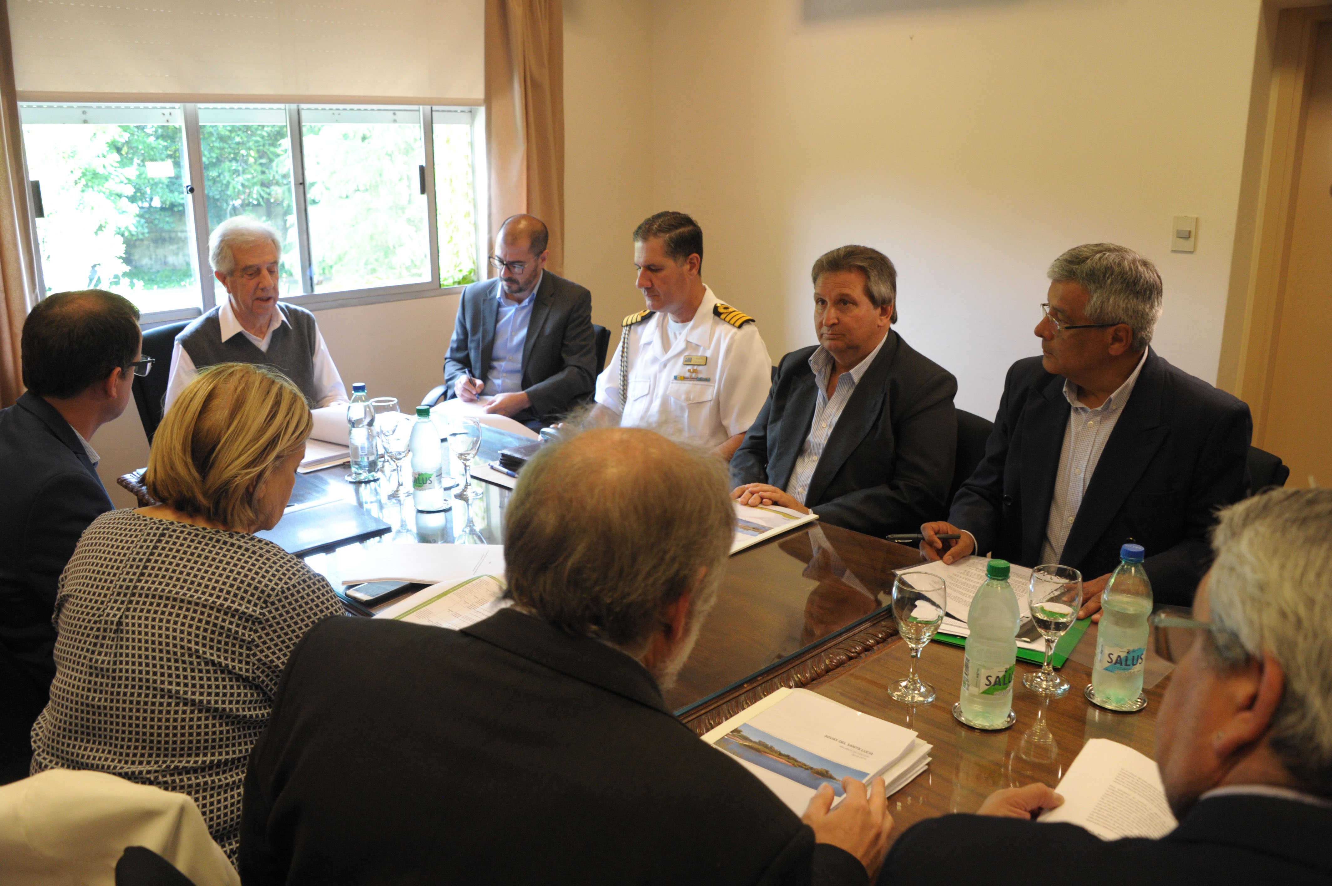 Tabaré Vázquez y autoridades del gobierno, reunidos con el grupo de alcaldes de la cuenca del río Santa Lucía