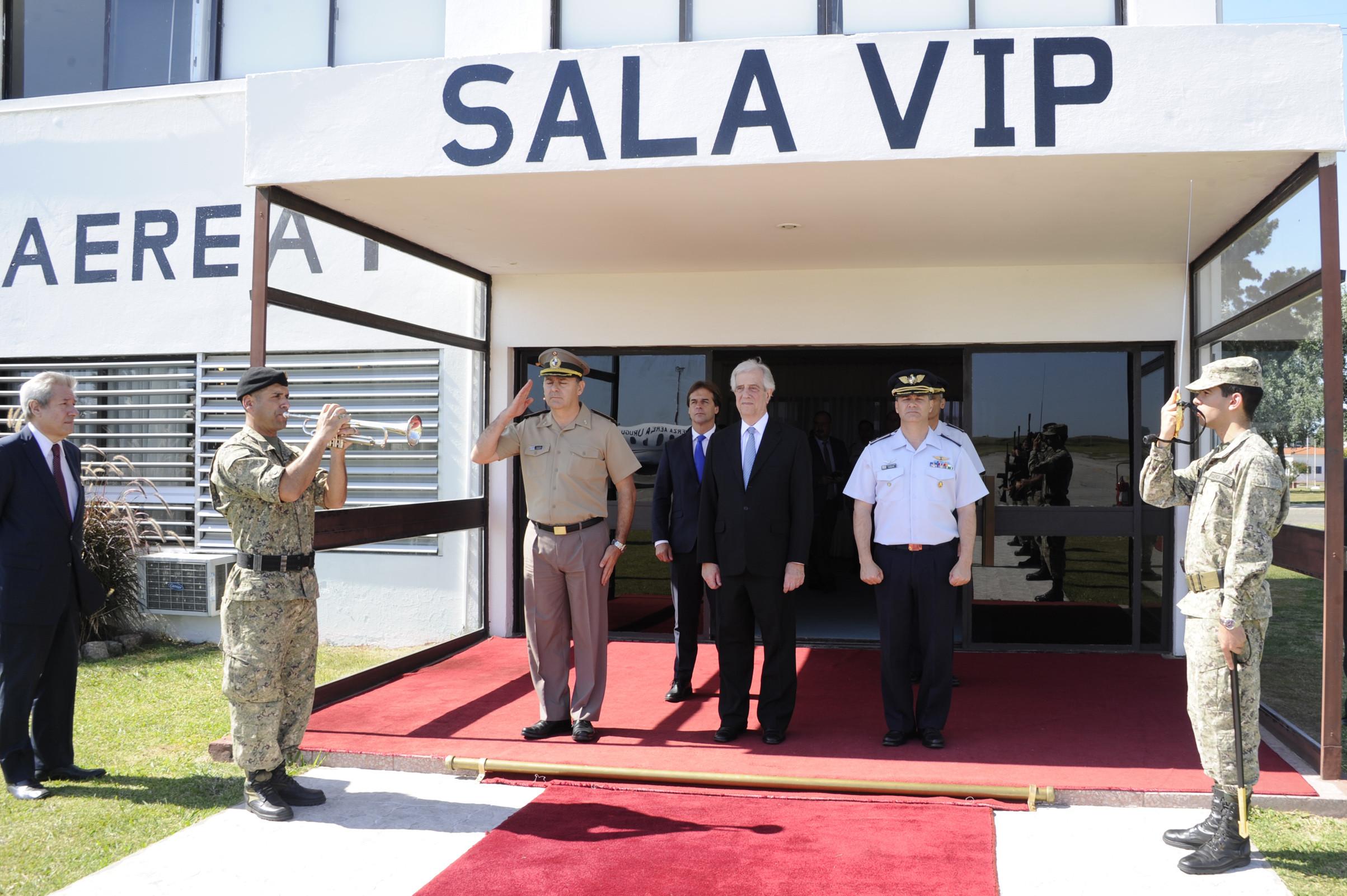 Presidente Tabaré Vázquez y electo Luis Lacalle Pou viajan juntos a la asunción del nuevo mandatario argentino Alberto Fernández