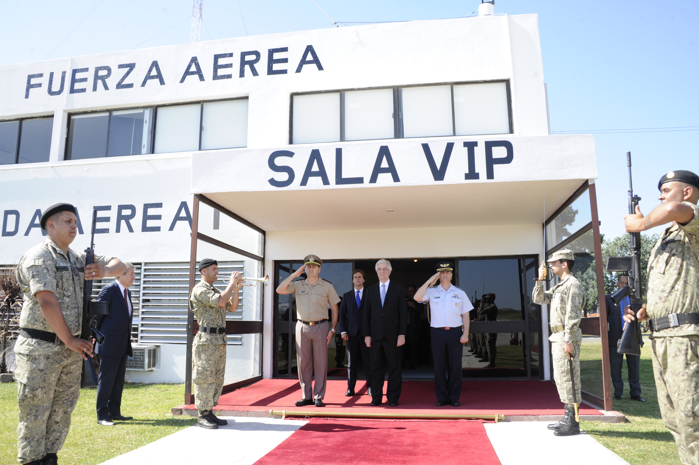 Presidente Tabaré Vázquez y electo Luis Lacalle Pou viajan juntos a la asunción del nuevo mandatario argentino Alberto Fernández