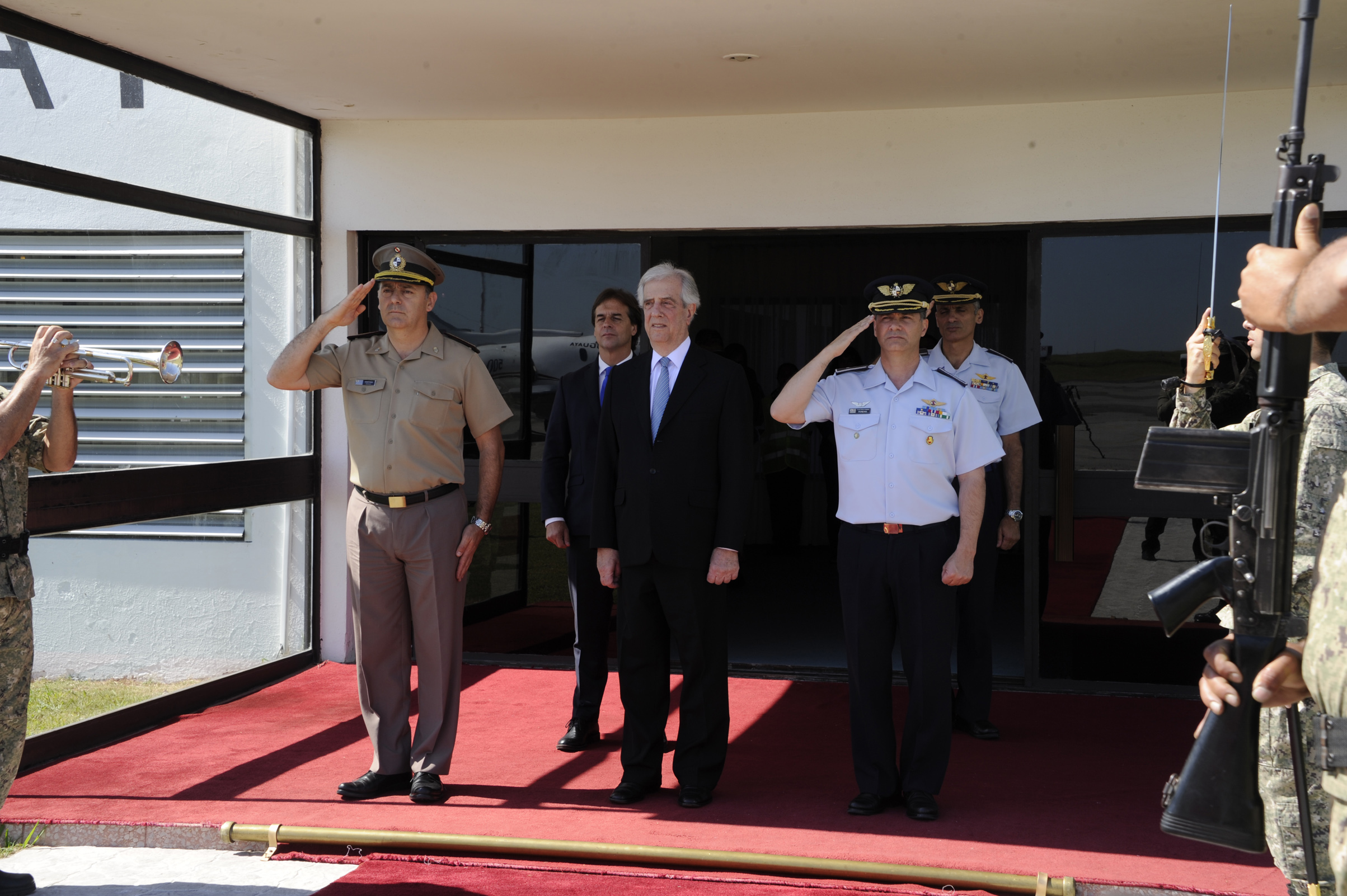 Presidente Tabaré Vázquez y electo Luis Lacalle Pou viajan juntos a la asunción del nuevo mandatario argentino Alberto Fernández