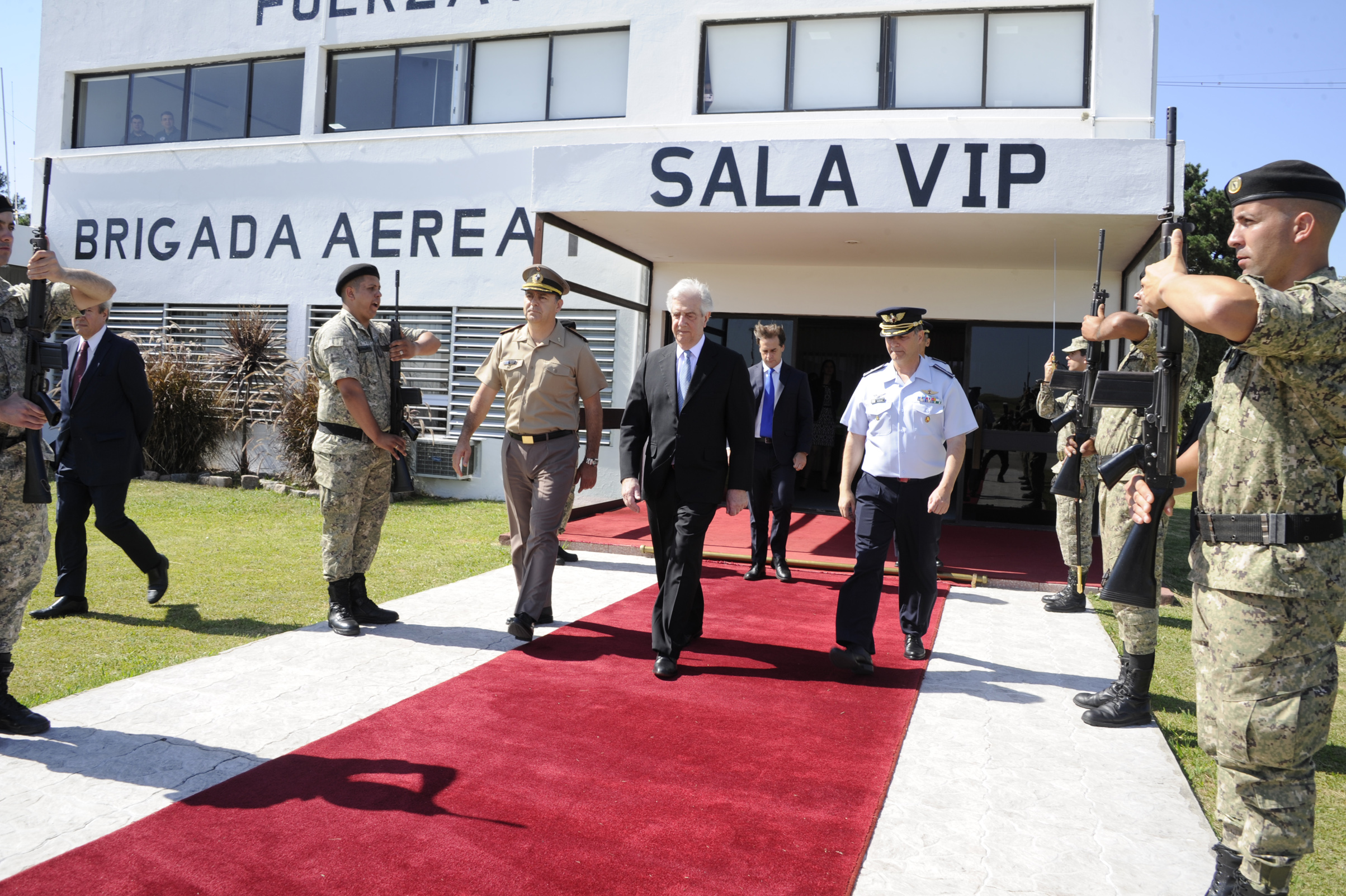 Presidente Tabaré Vázquez y electo Luis Lacalle Pou viajan juntos a la asunción del nuevo mandatario argentino Alberto Fernández