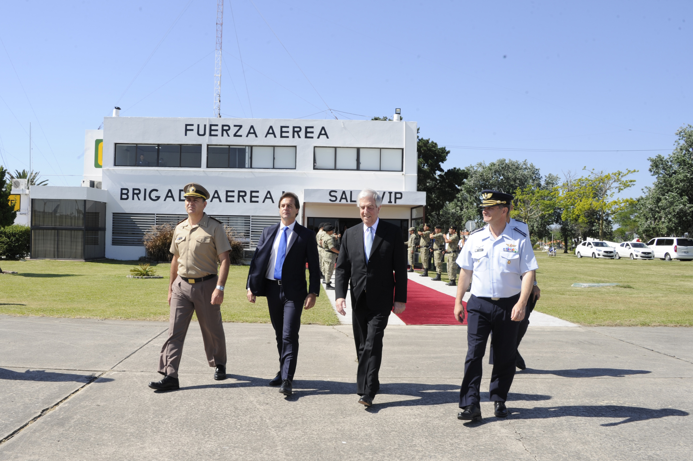 Presidente Tabaré Vázquez y electo Luis Lacalle Pou viajan juntos a la asunción del nuevo mandatario argentino Alberto Fernández