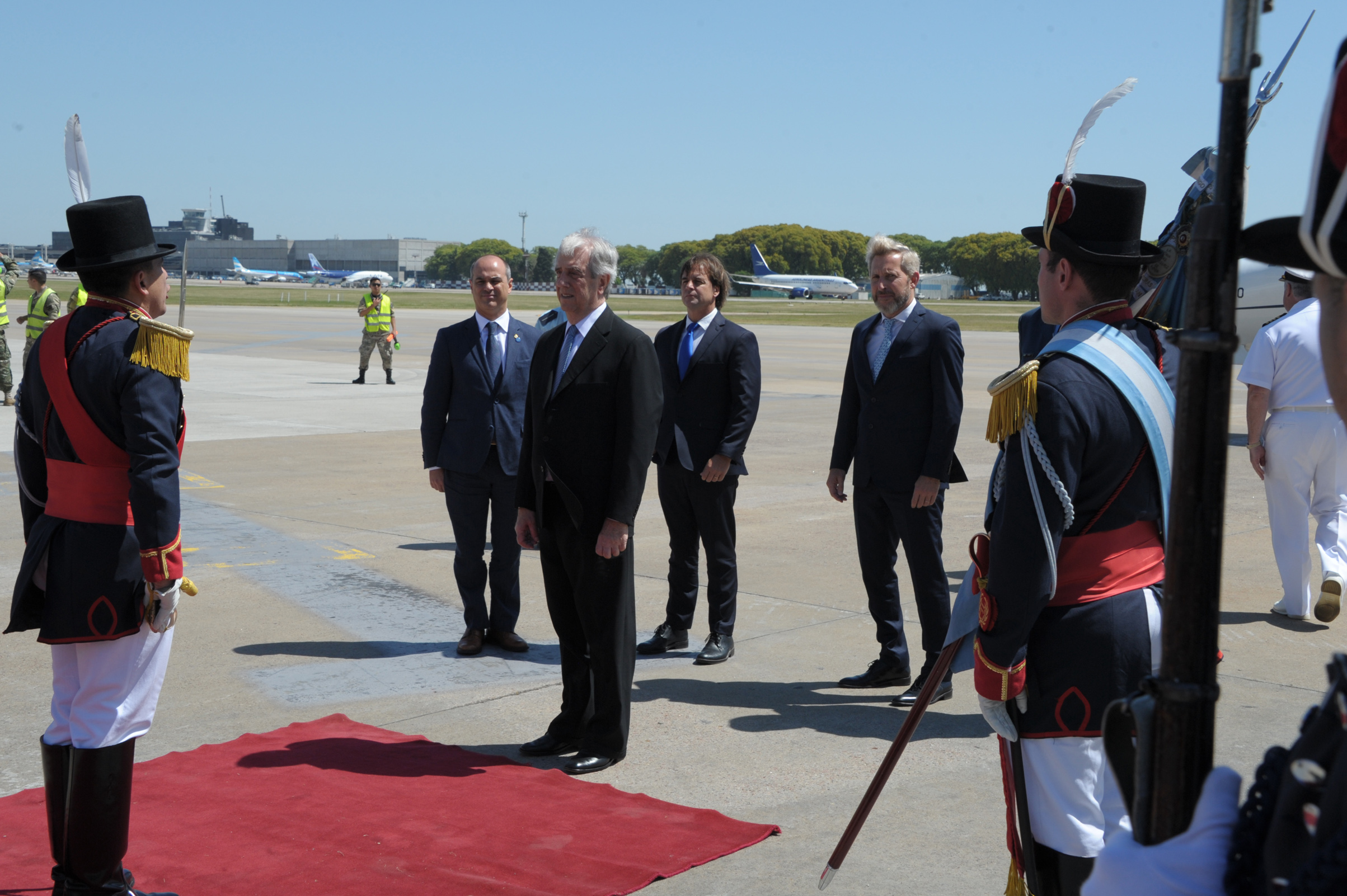 Llegada del Presidente Tabaré Vázquez y electo Luis Lacalle Pou a Buenos Aires, para la asunción del nuevo mandatario argentino Alberto Fernández