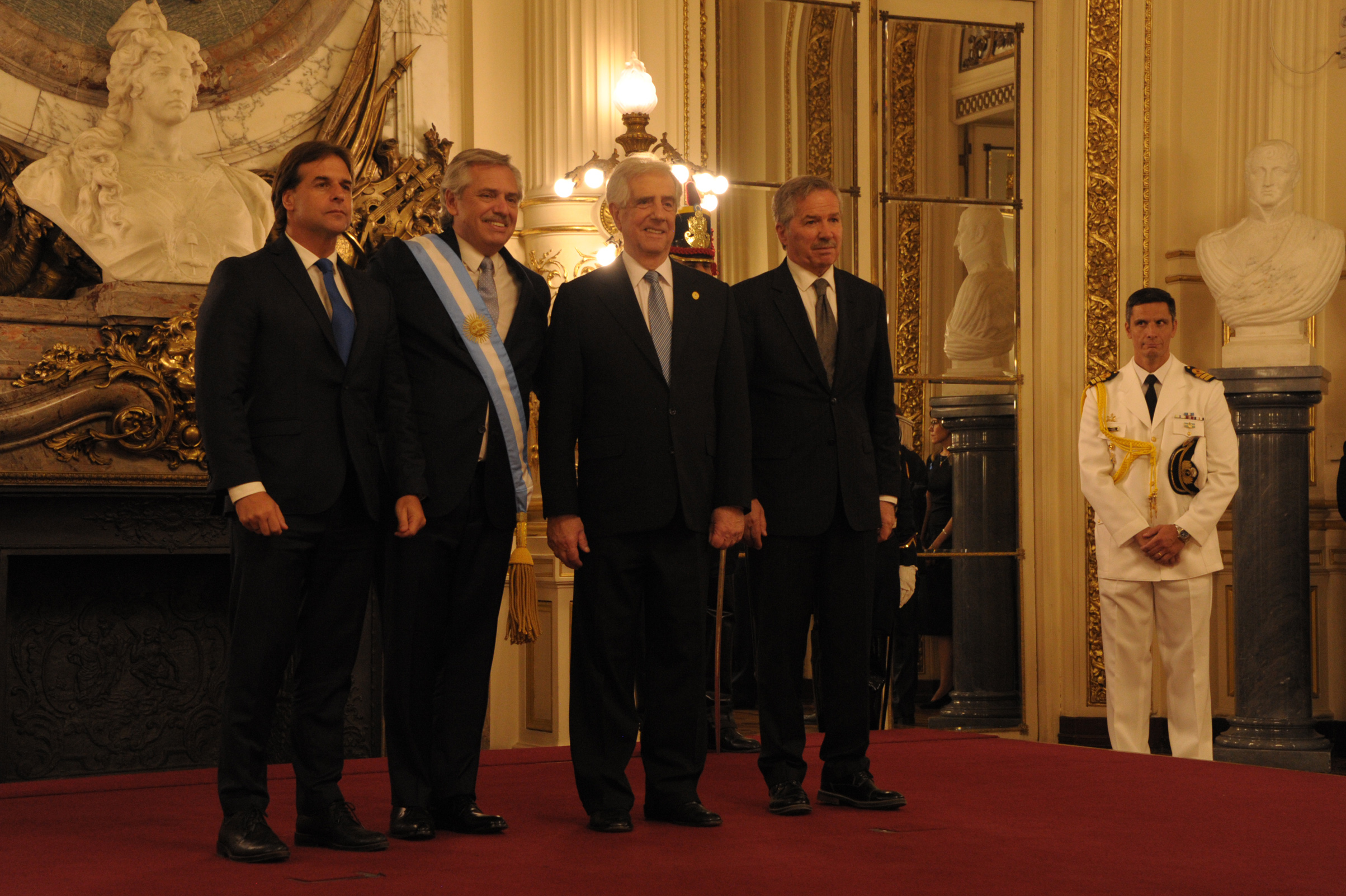 Vázquez y Lacalle Pou saludaron al flamante presidente de Argentina, Alberto Fernández, en Casa Rosada