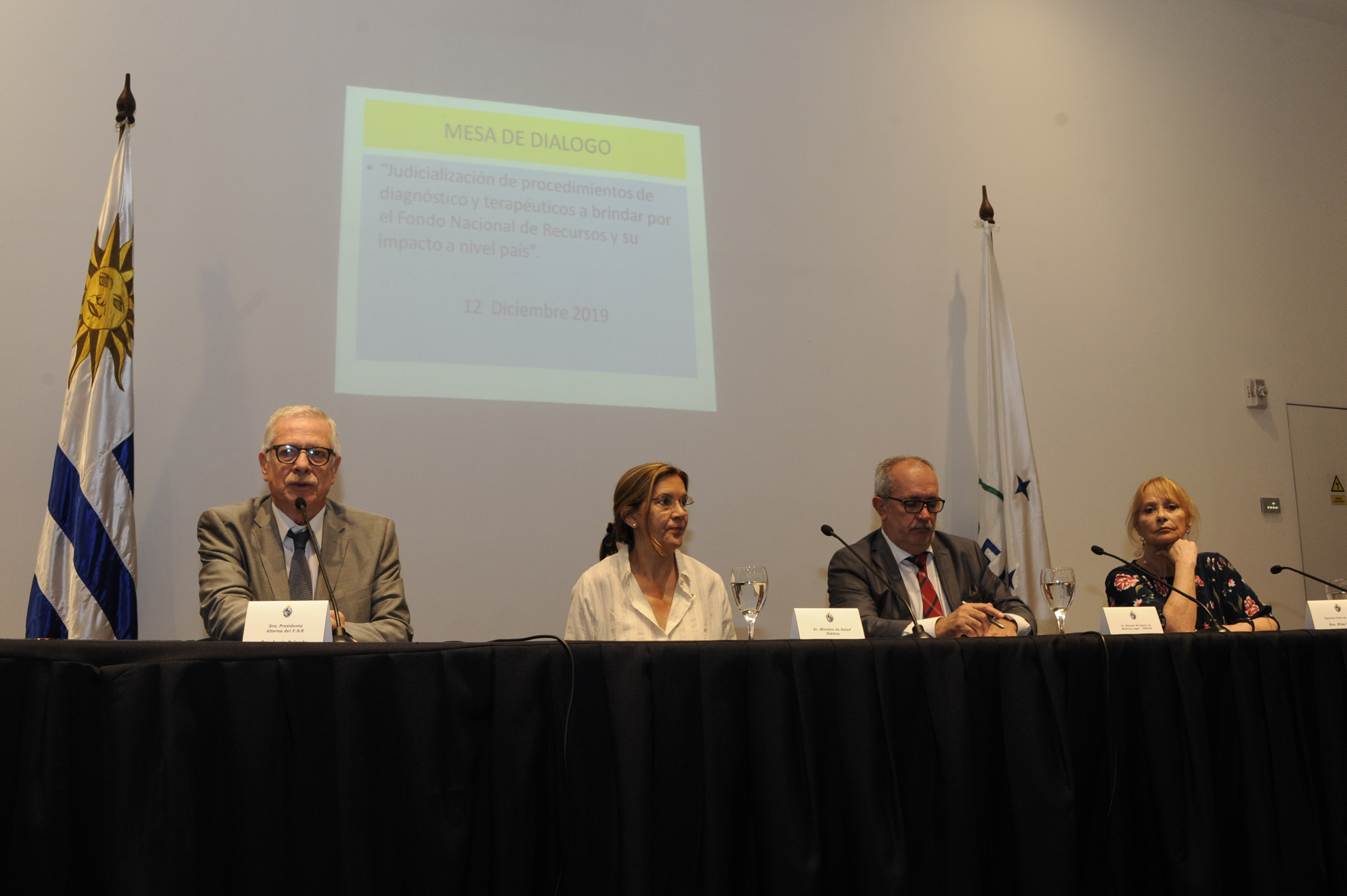 Ministro de Salud Pública, Jorge Basso, haciendo uso de la palabra