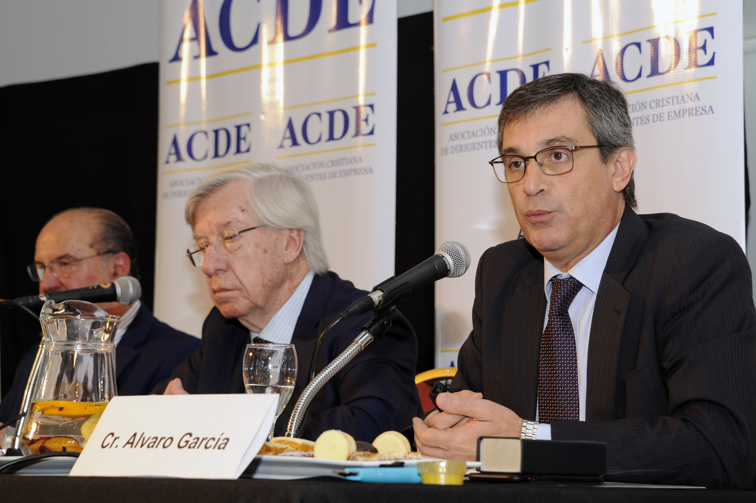 Director de OPP, Álvaro García, dirigiéndose a los presentes