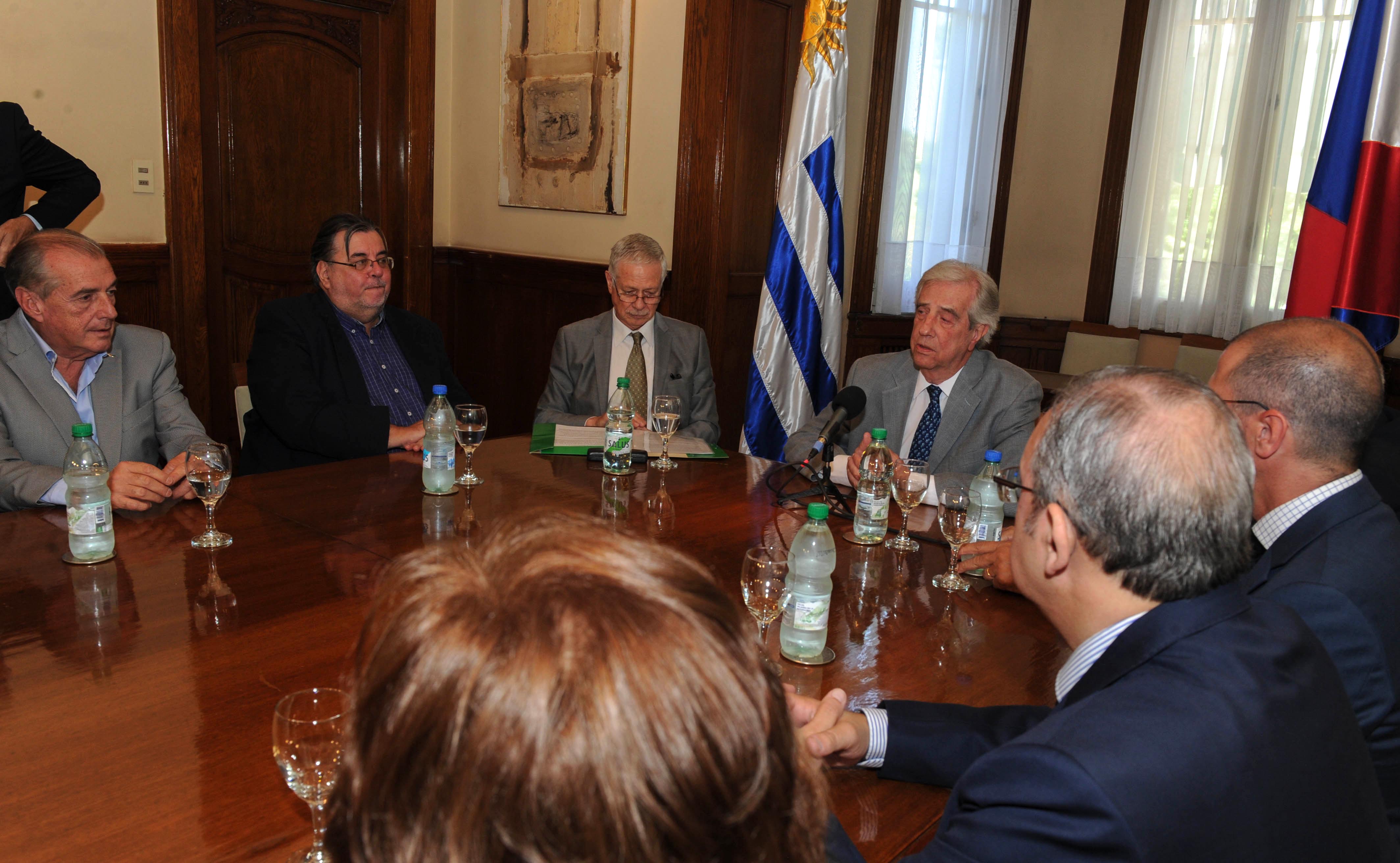 Tabaré Vázquez encabeza la conferencia de prensa