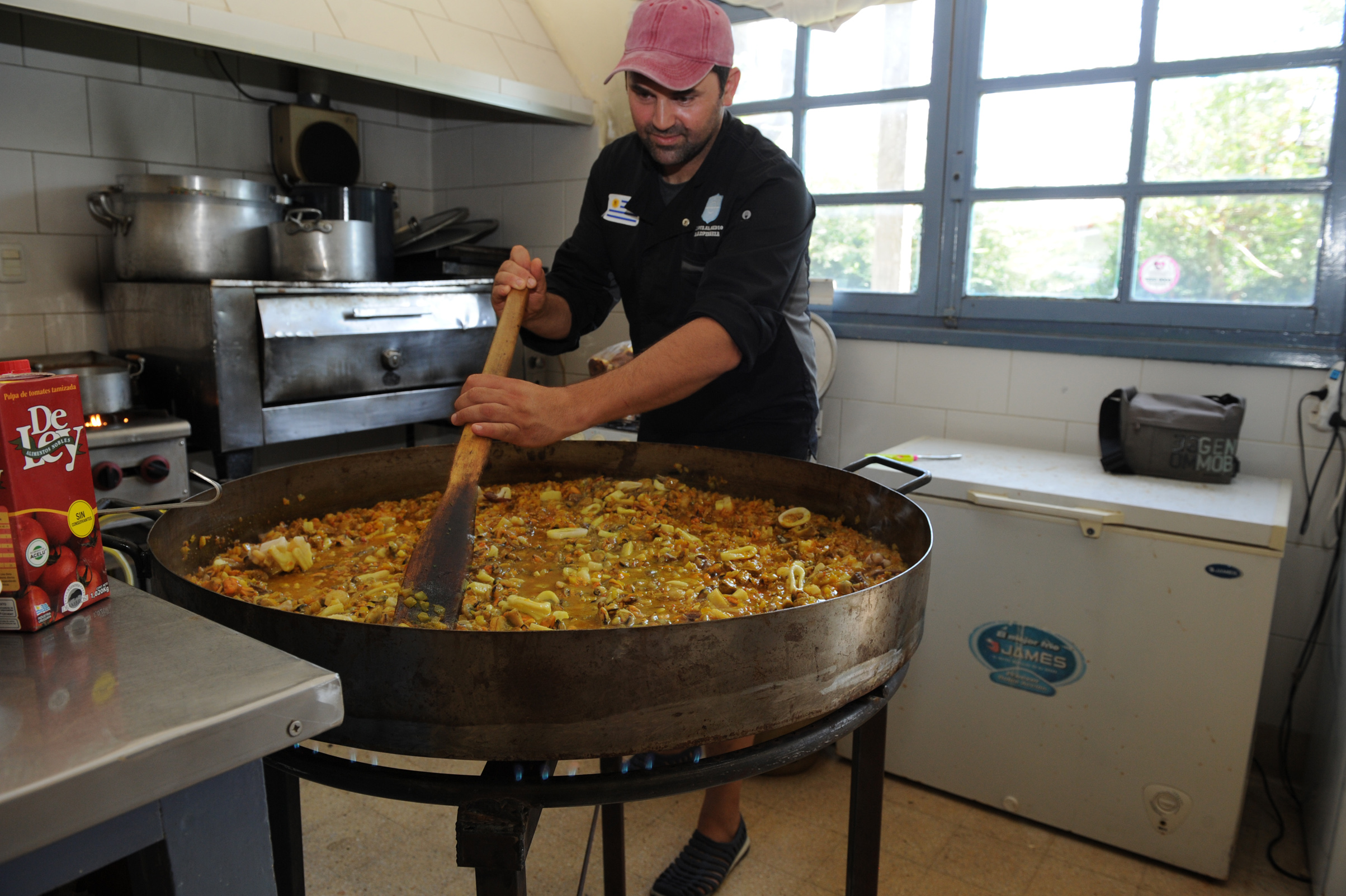 Nilson, reconocido cocinero, trabajando para el programa Pelota al Medio a la Esperanza