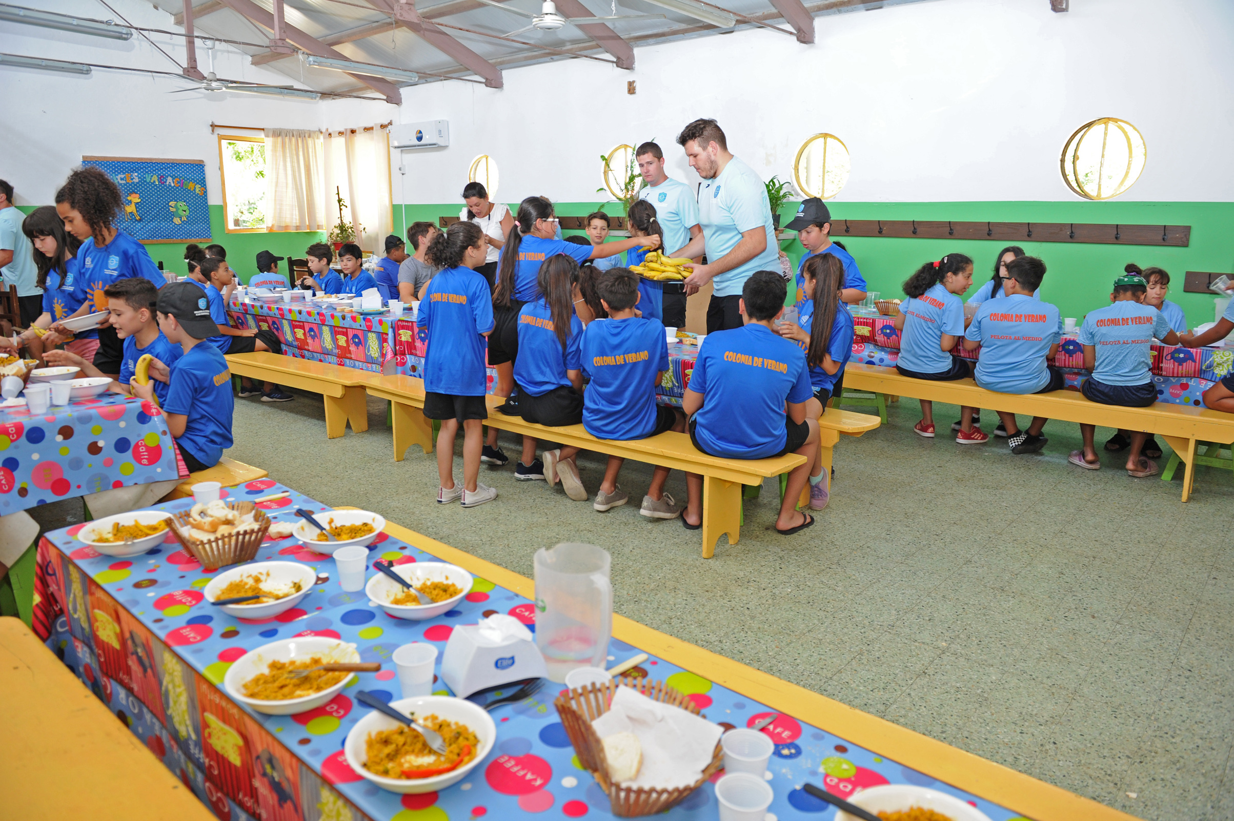Niños beneficiarios del programa Pelota al Medio a la Esperanza, durante el almuerzo