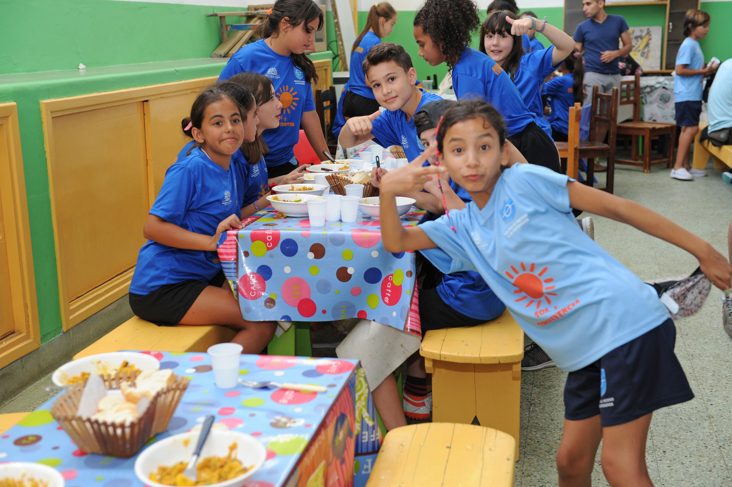 Niños beneficiarios del programa Pelota al Medio a la Esperanza, durante el almuerzo