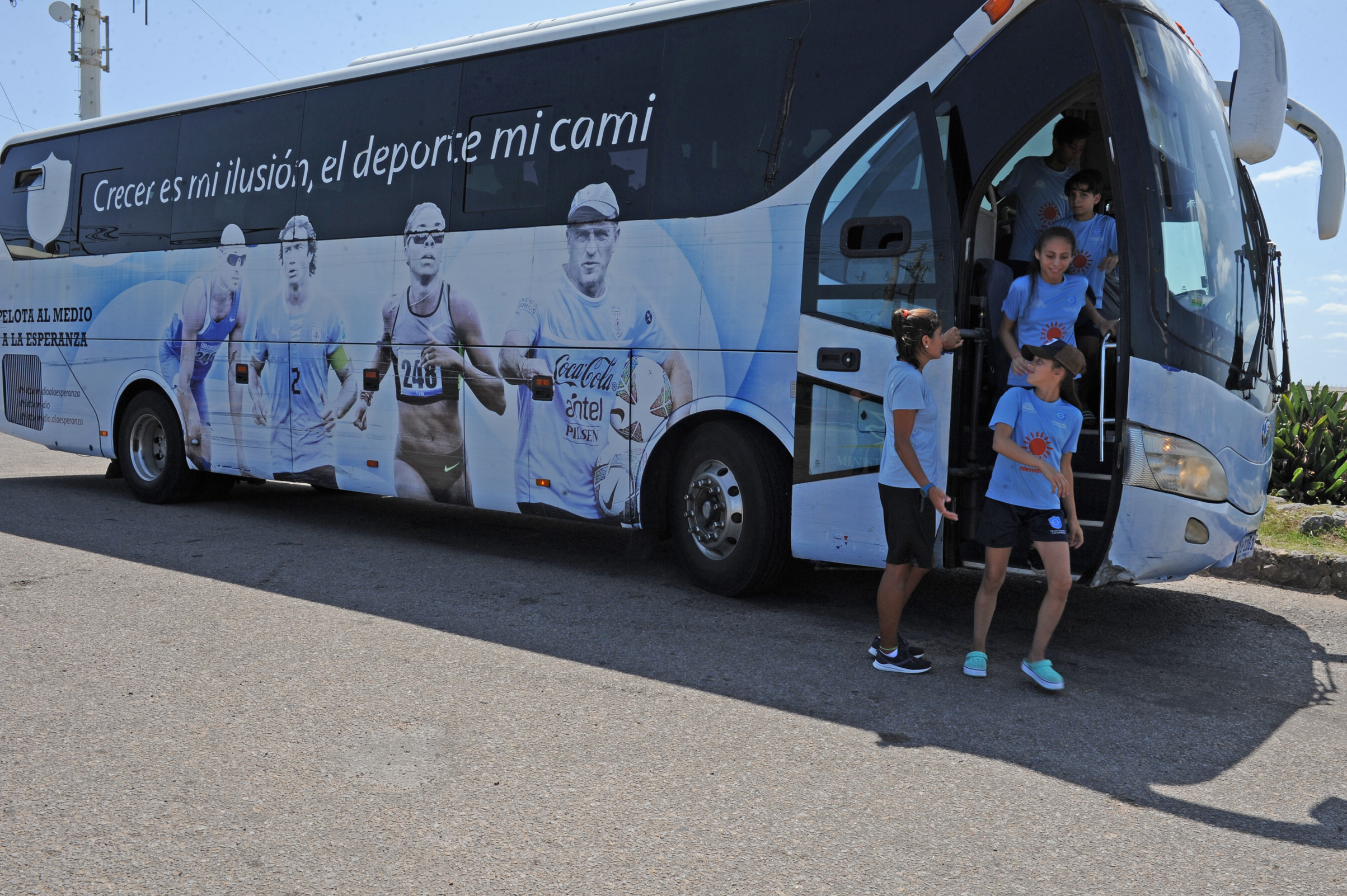 Niños beneficiarios del programa Pelota al Medio a la Esperanza, durante el paseo al cerro San Antonio