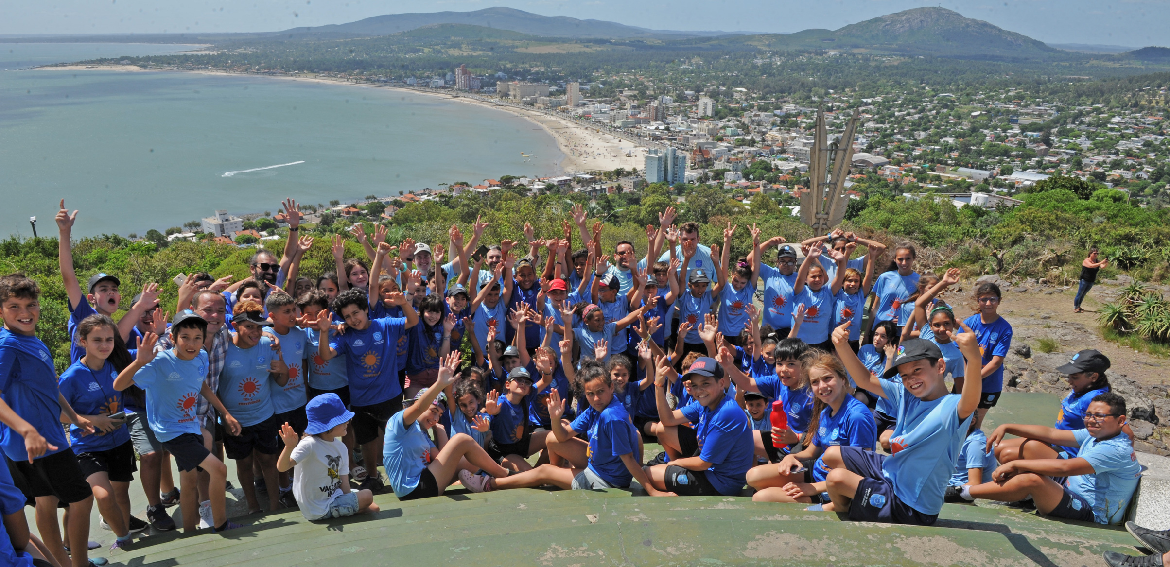 Niños beneficiarios del programa Pelota al Medio a la Esperanza en el cerro San Antonio