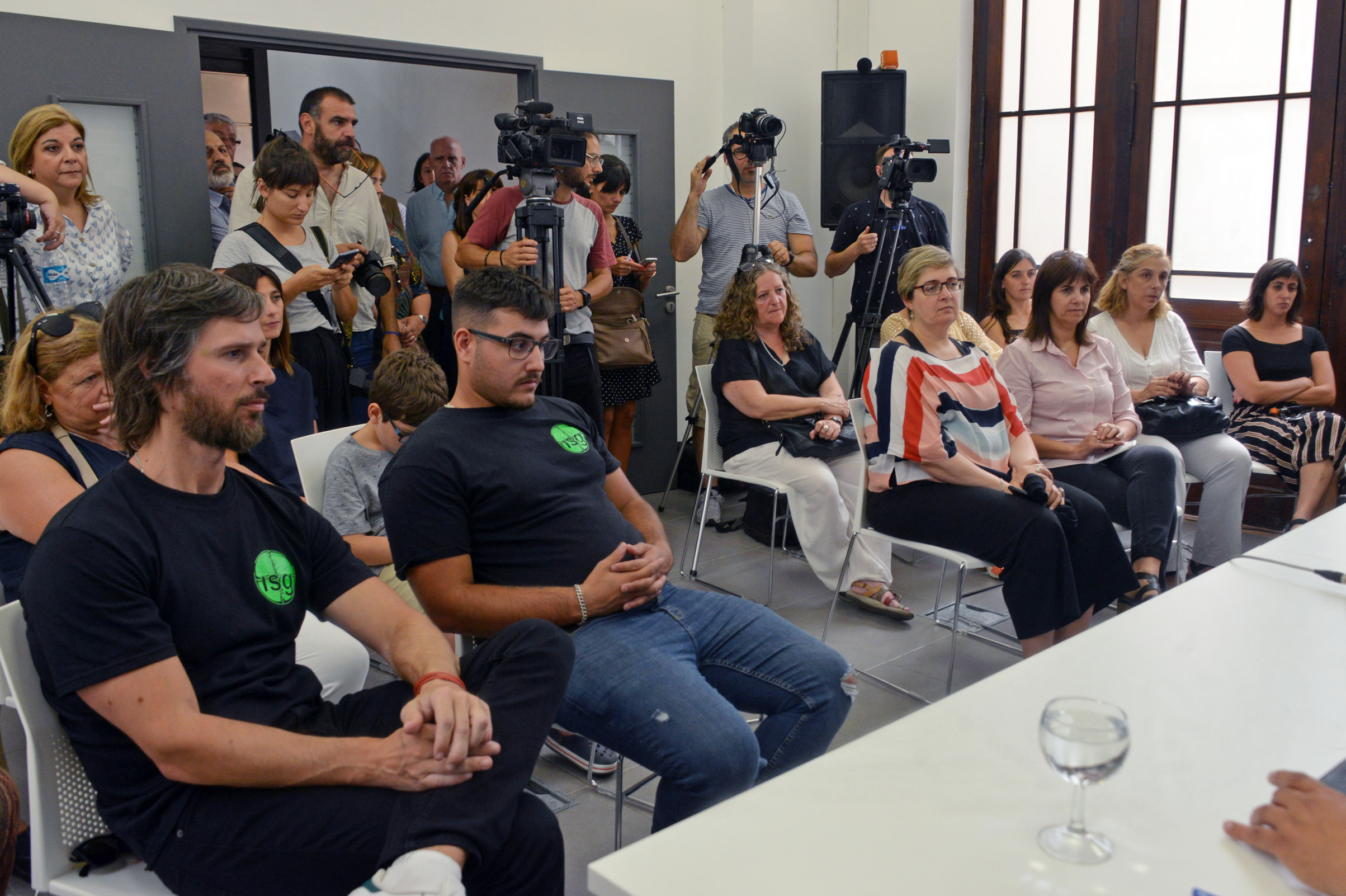Asistentes a la firma de convenio entre Instituto del Niño y Adolescente del Uruguay y Dirección Nacional de Apoyo al Liberado