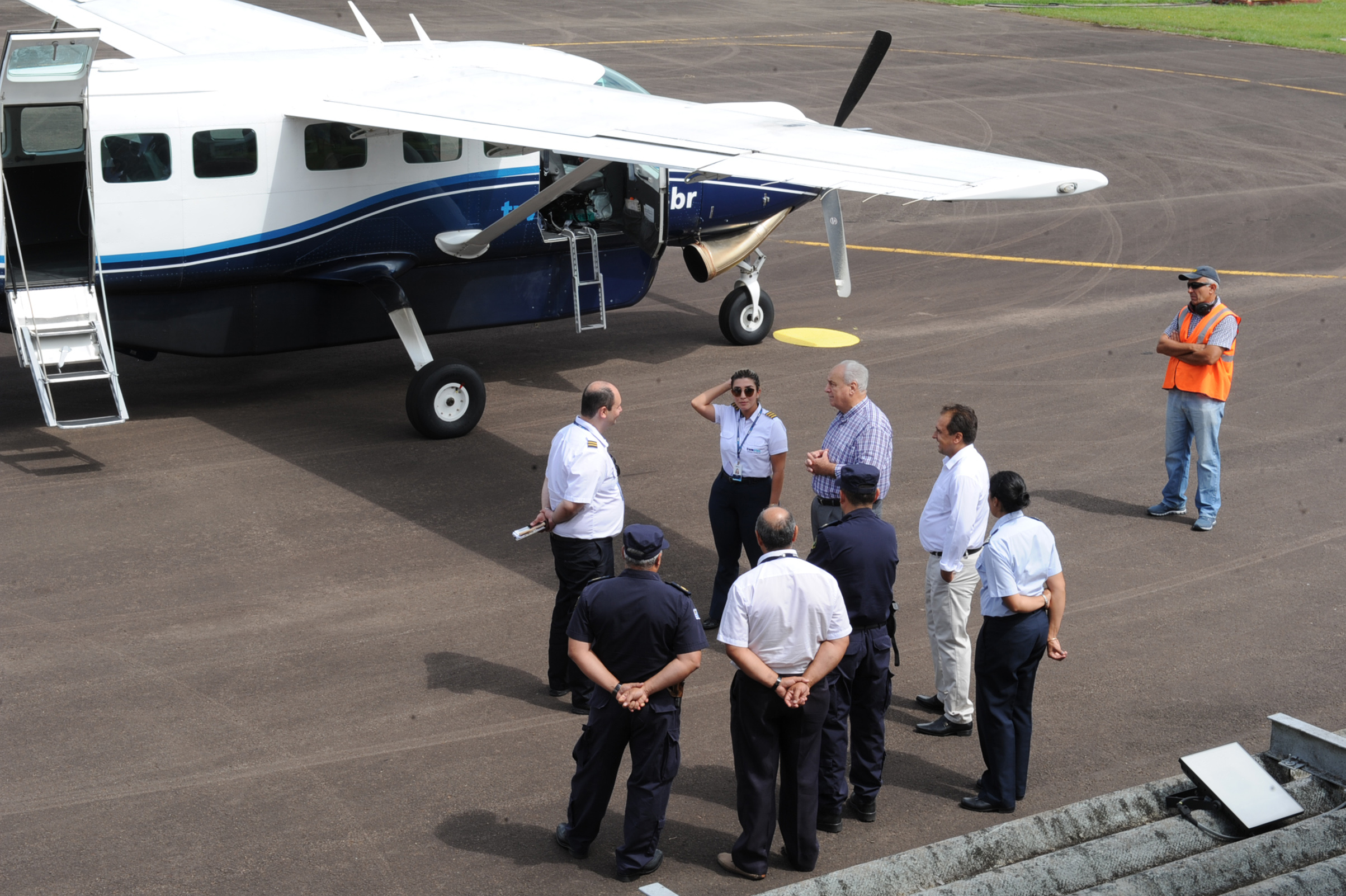 Arribo de avión en aeropuerto de Rivera