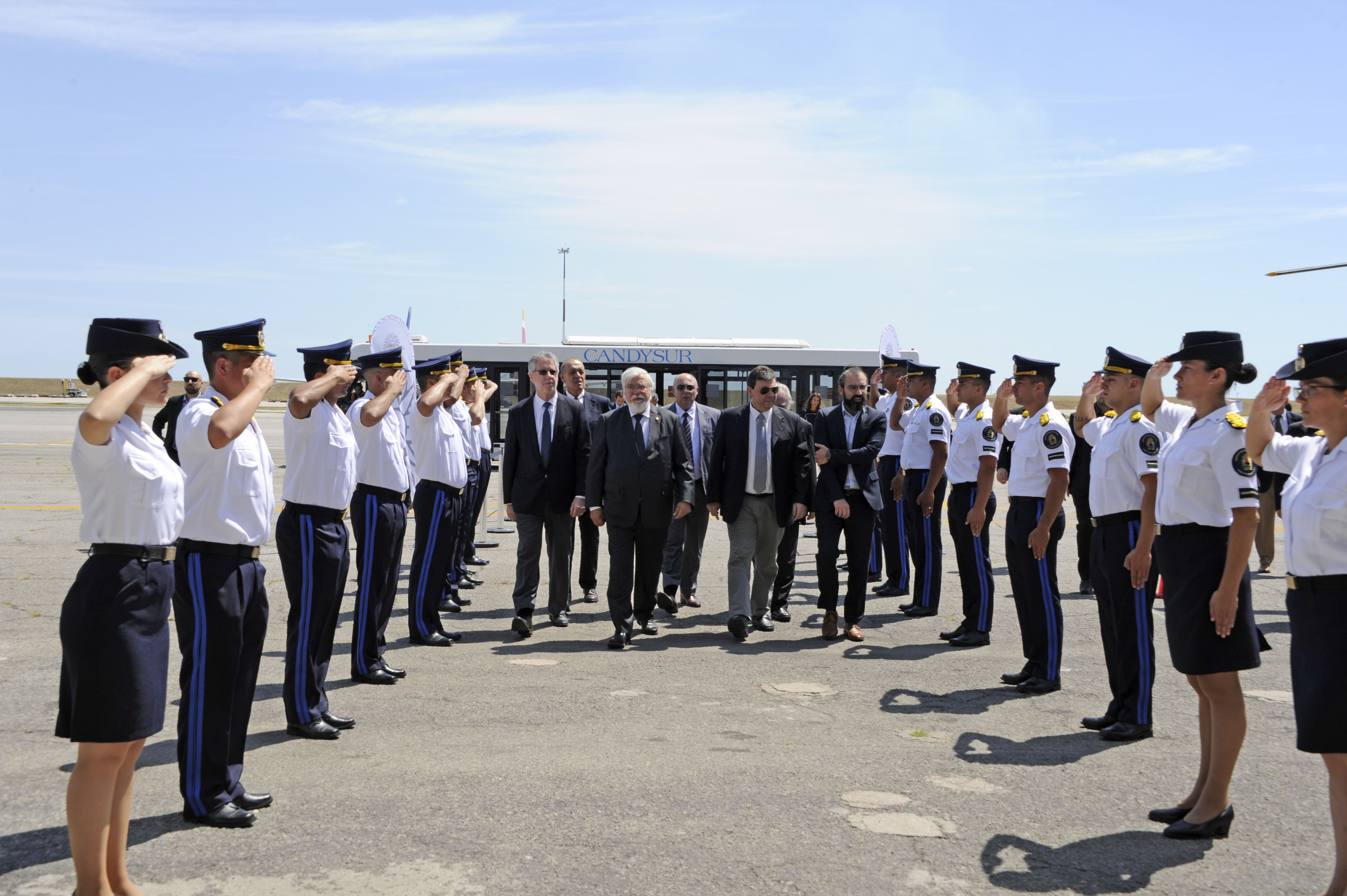 Llegada de las autoridades del Ministerio del Interior al aeropuerto internacional Cesáreo Berisso