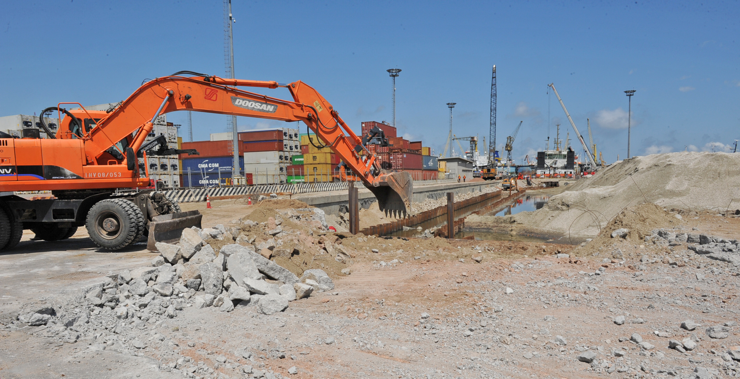 Obras en la terminal fluvio-marítima, puerto de Montevideo