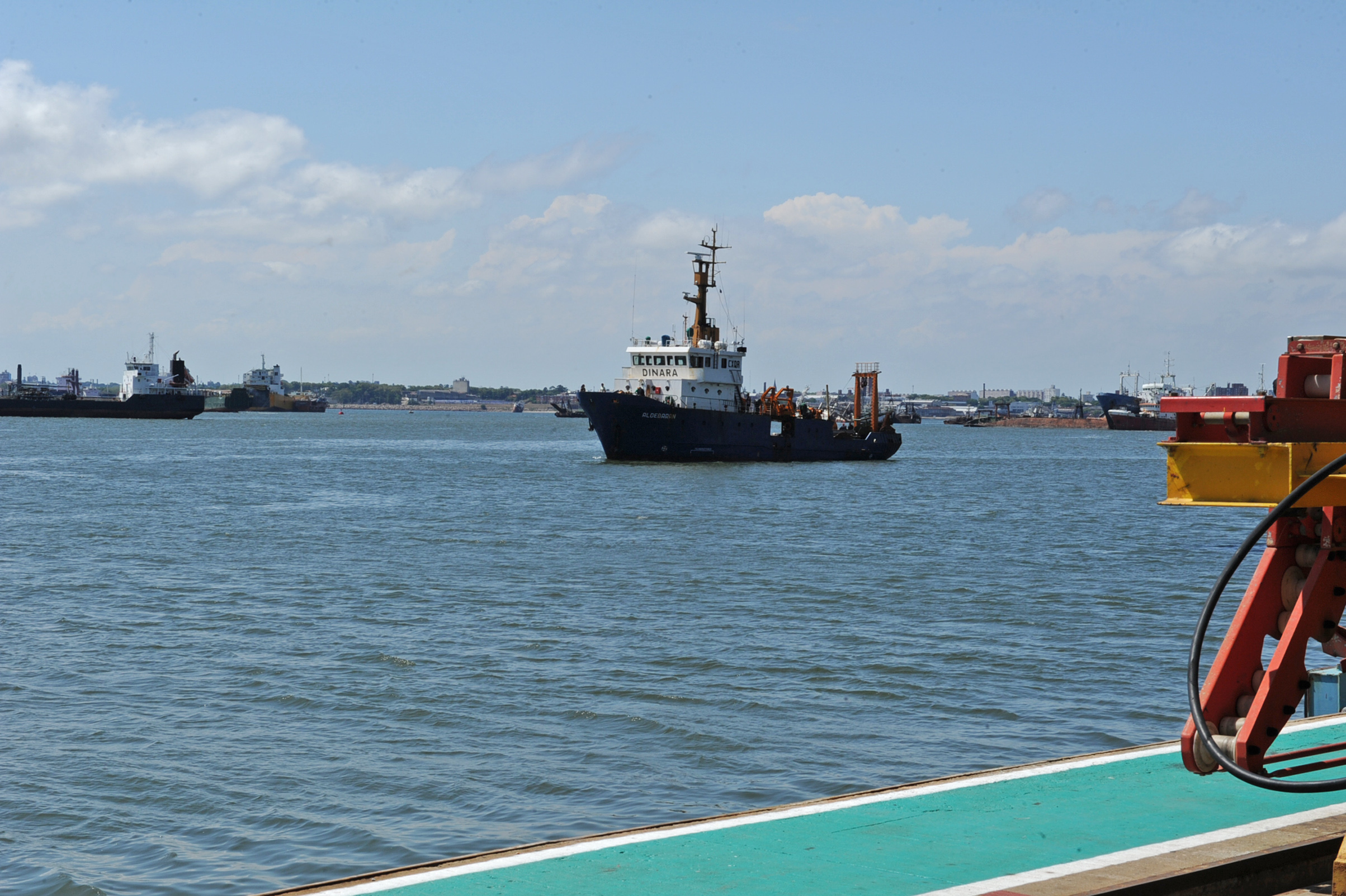 Obras en la terminal fluvio-marítima, puerto de Montevideo