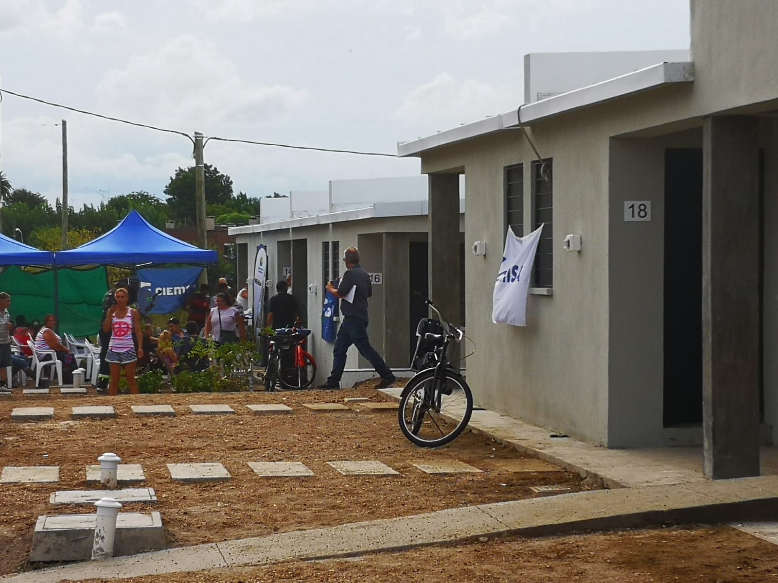 Entrega de 32 de 180 viviendas para familias realojadas del exasentamiento Proinco y La Cantera, departamento de Canelones