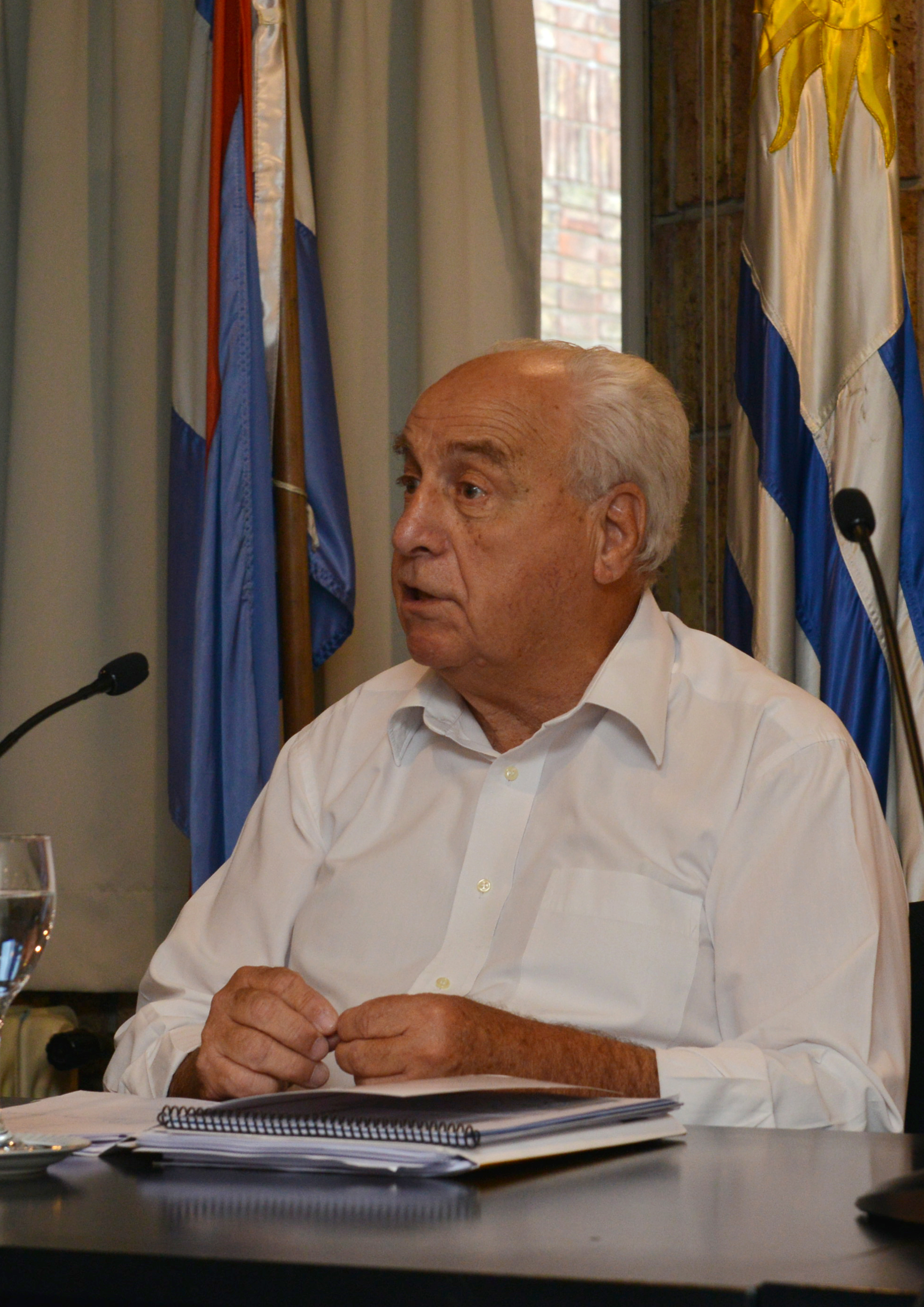 Víctor Rossi en conferencia de prensa