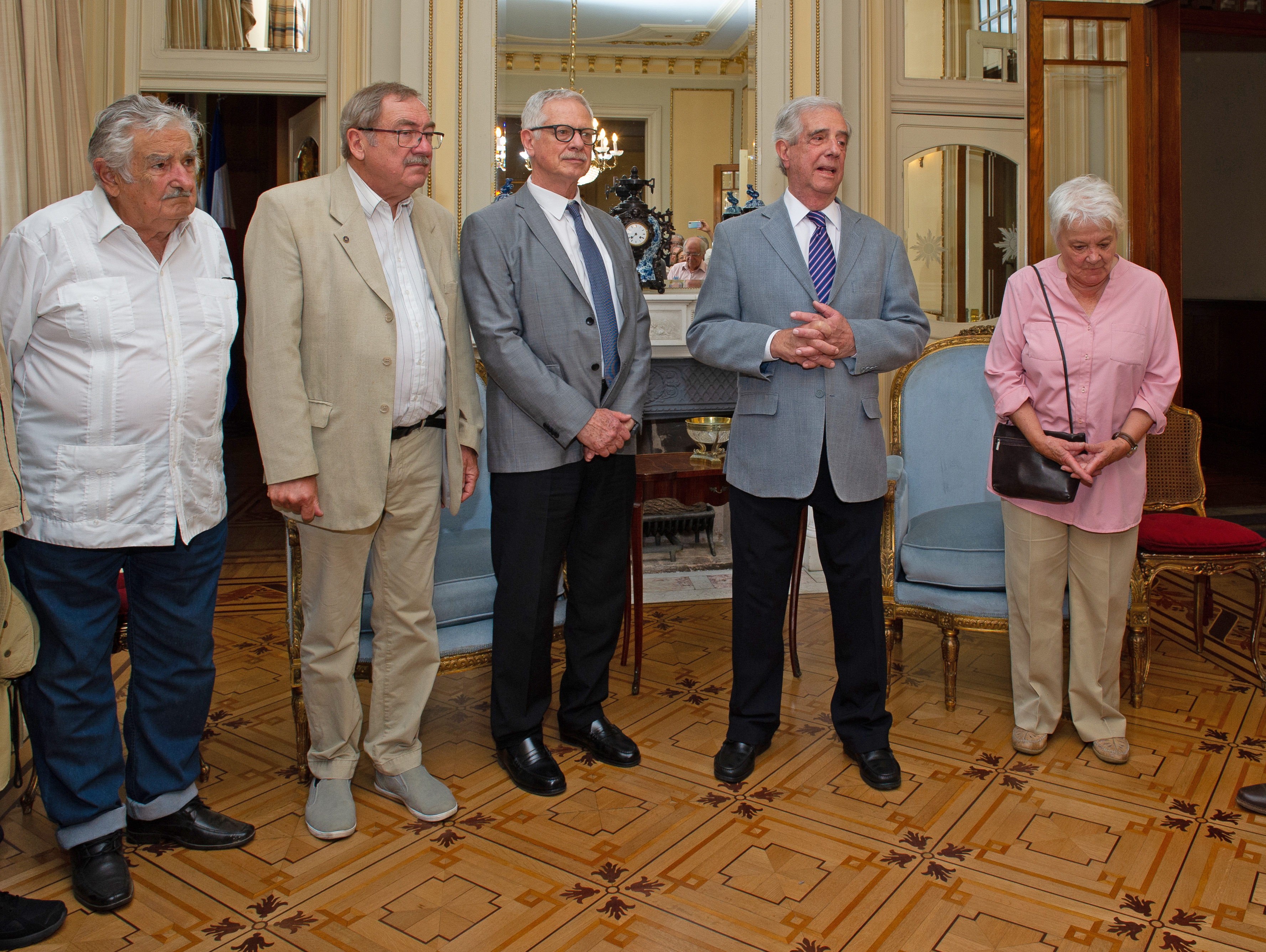 José Mujica, Jorge Basso, Tabaré Vázquez y Lucía Topolansky en reconocimiento a Henry Engler