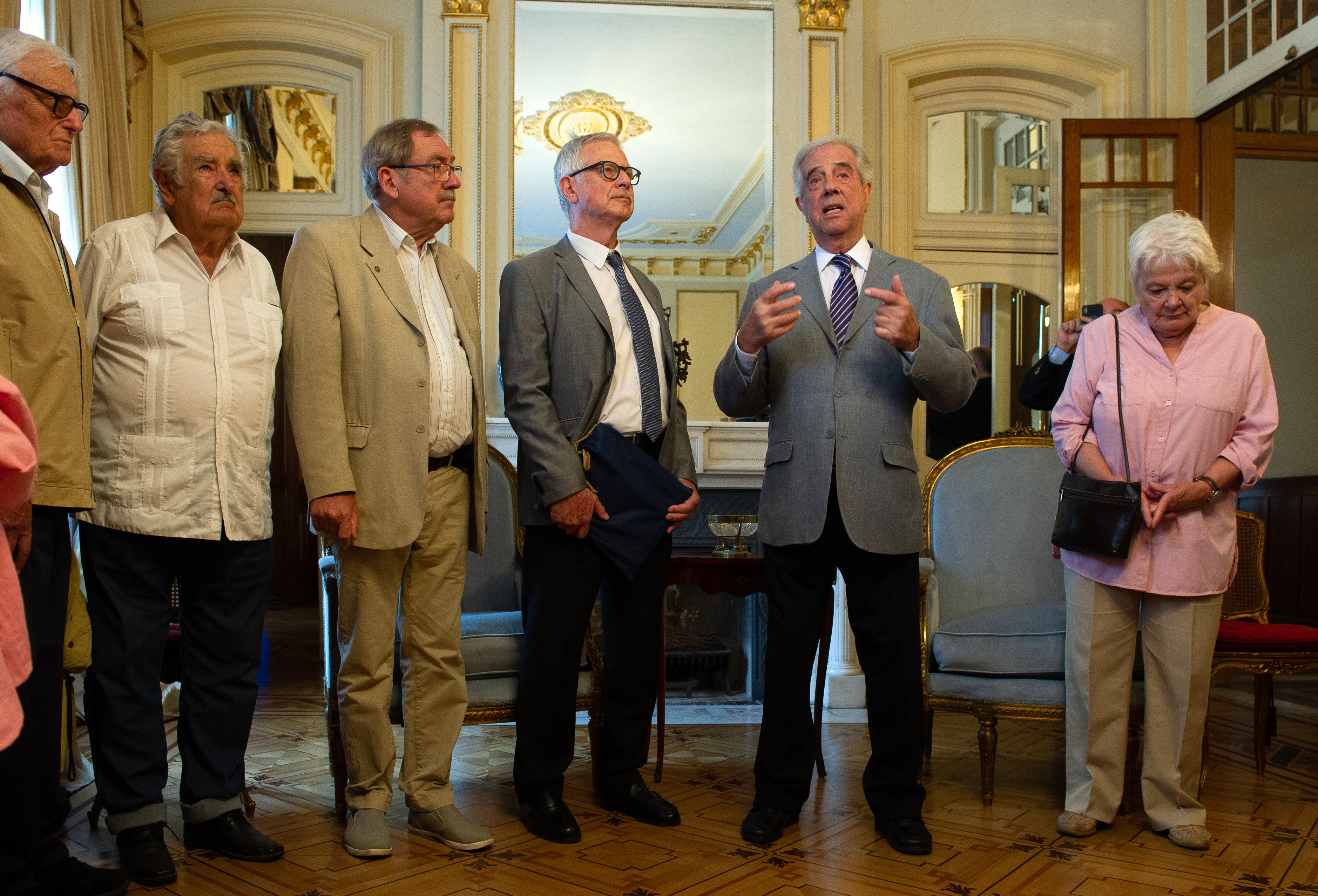 José Mujica, Jorge Basso, Tabaré Vázquez y Lucía Topolansky en reconocimiento a Henry Engler