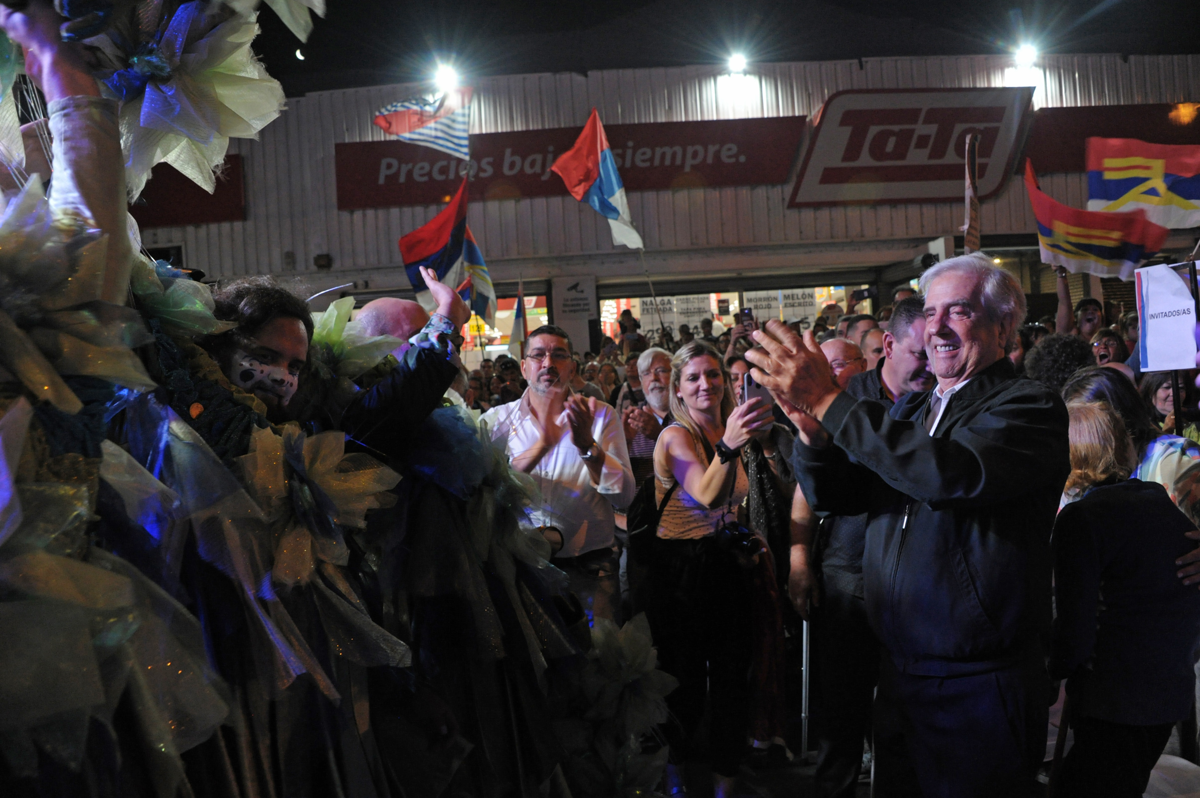 Presidente Tabaré Vázquez recibió reconocimiento en la plaza Lafone, en el barrio montevideano de La Teja