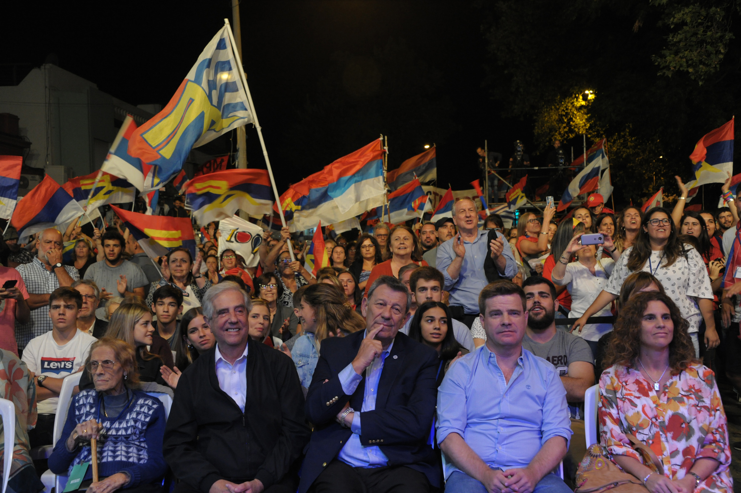 Presidente Tabaré Vázquez recibió reconocimiento en la plaza Lafone, en el barrio montevideano de La Teja