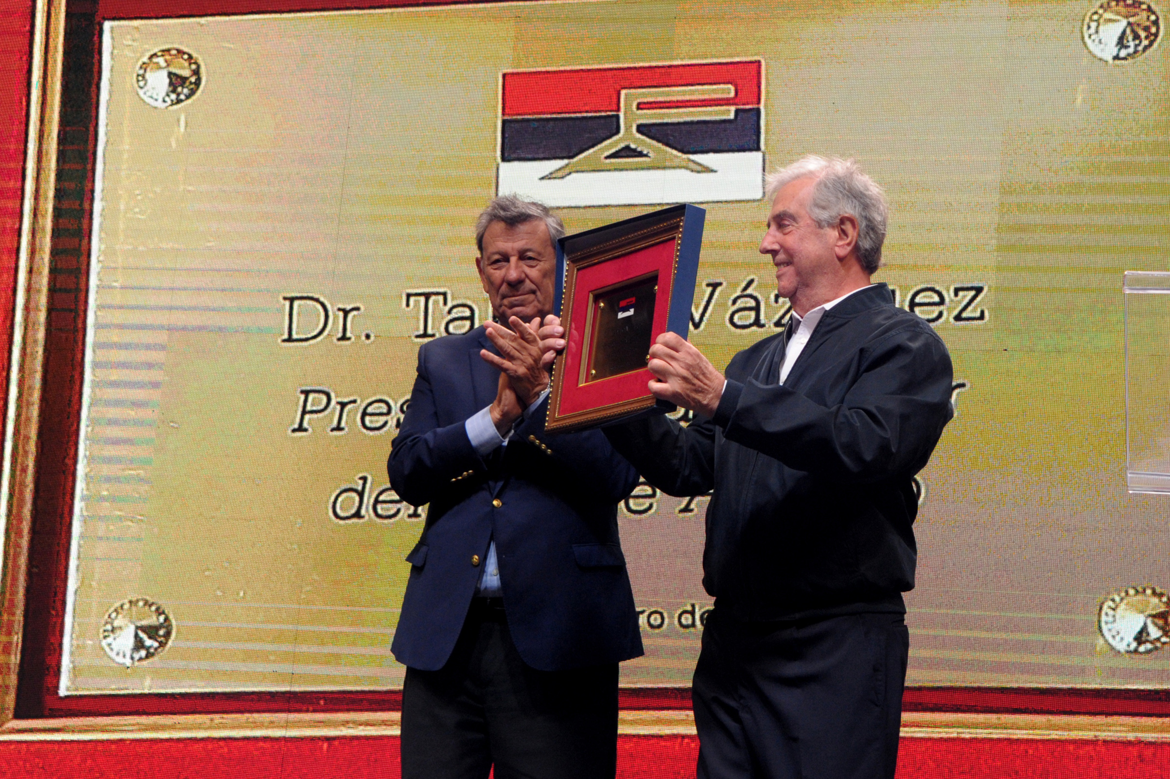 Presidente Tabaré Vázquez recibió reconocimiento en la plaza Lafone, en el barrio montevideano de La Teja