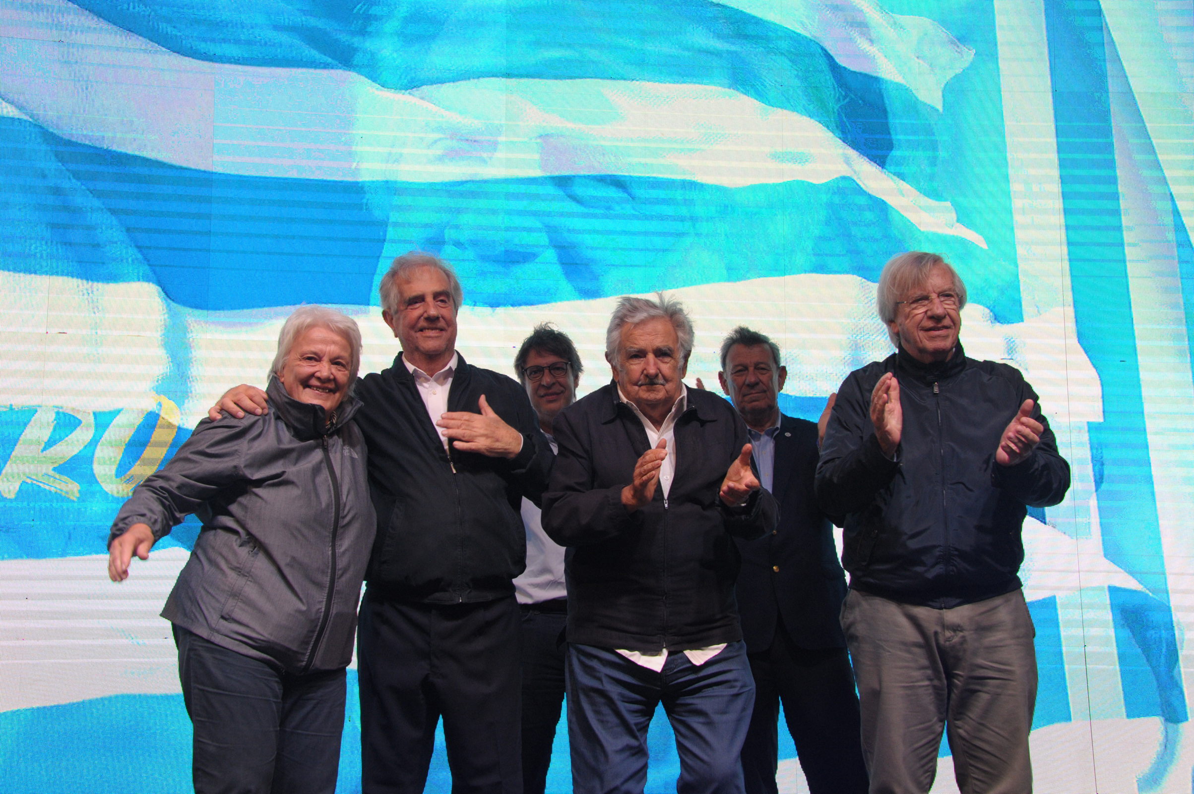 Presidente Tabaré Vázquez recibió reconocimiento en la plaza Lafone, en el barrio montevideano de La Teja