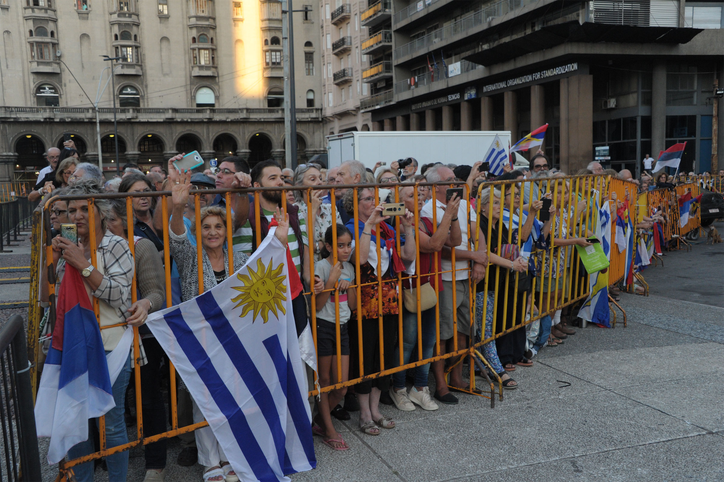 Ceremonia de arriado de la bandera nacional, en la plaza Independencia de Montevideo, frente a la Torre Ejecutiva