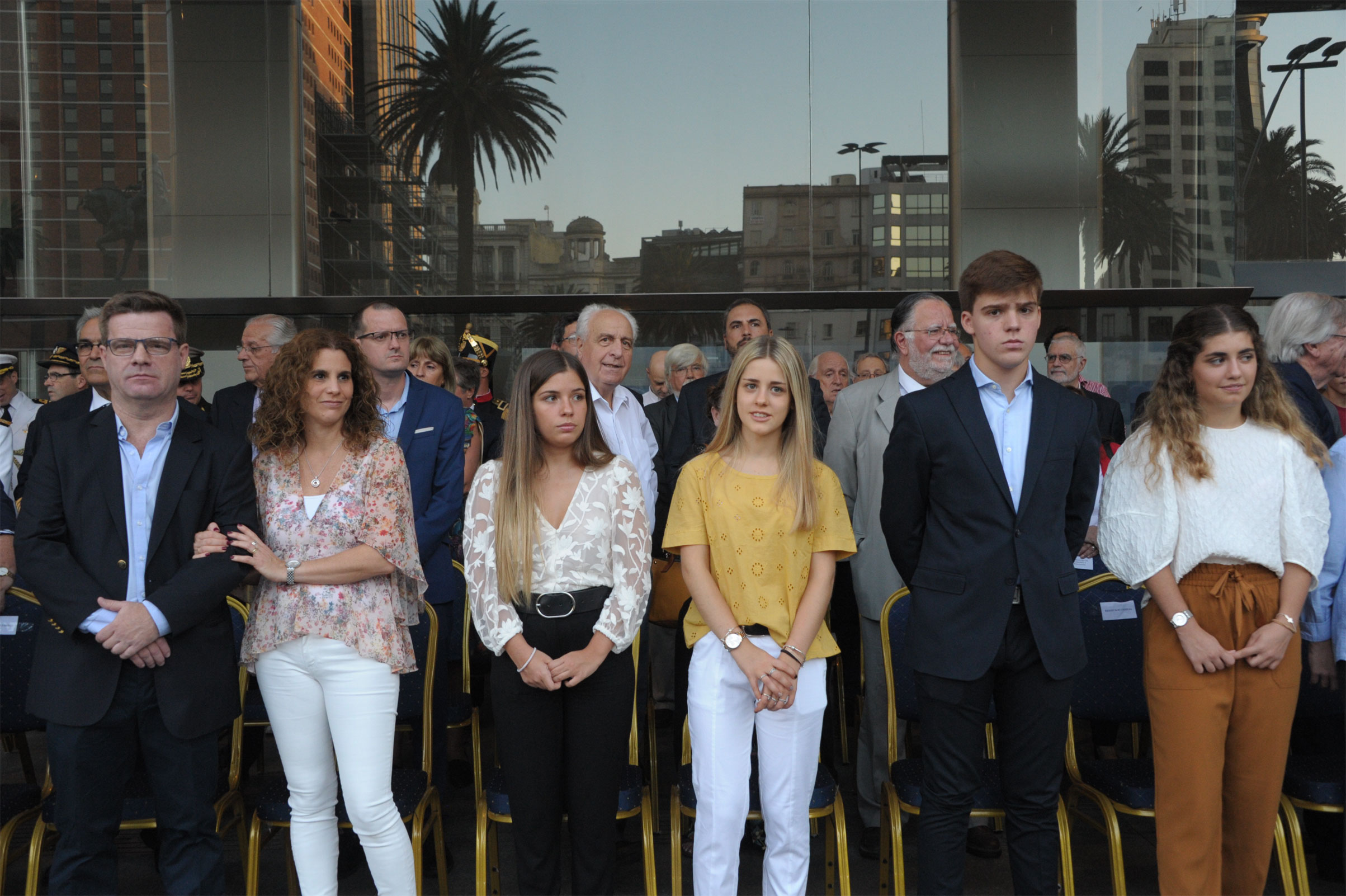 Ceremonia de arriado de la bandera nacional, en la plaza Independencia de Montevideo, frente a la Torre Ejecutiva
