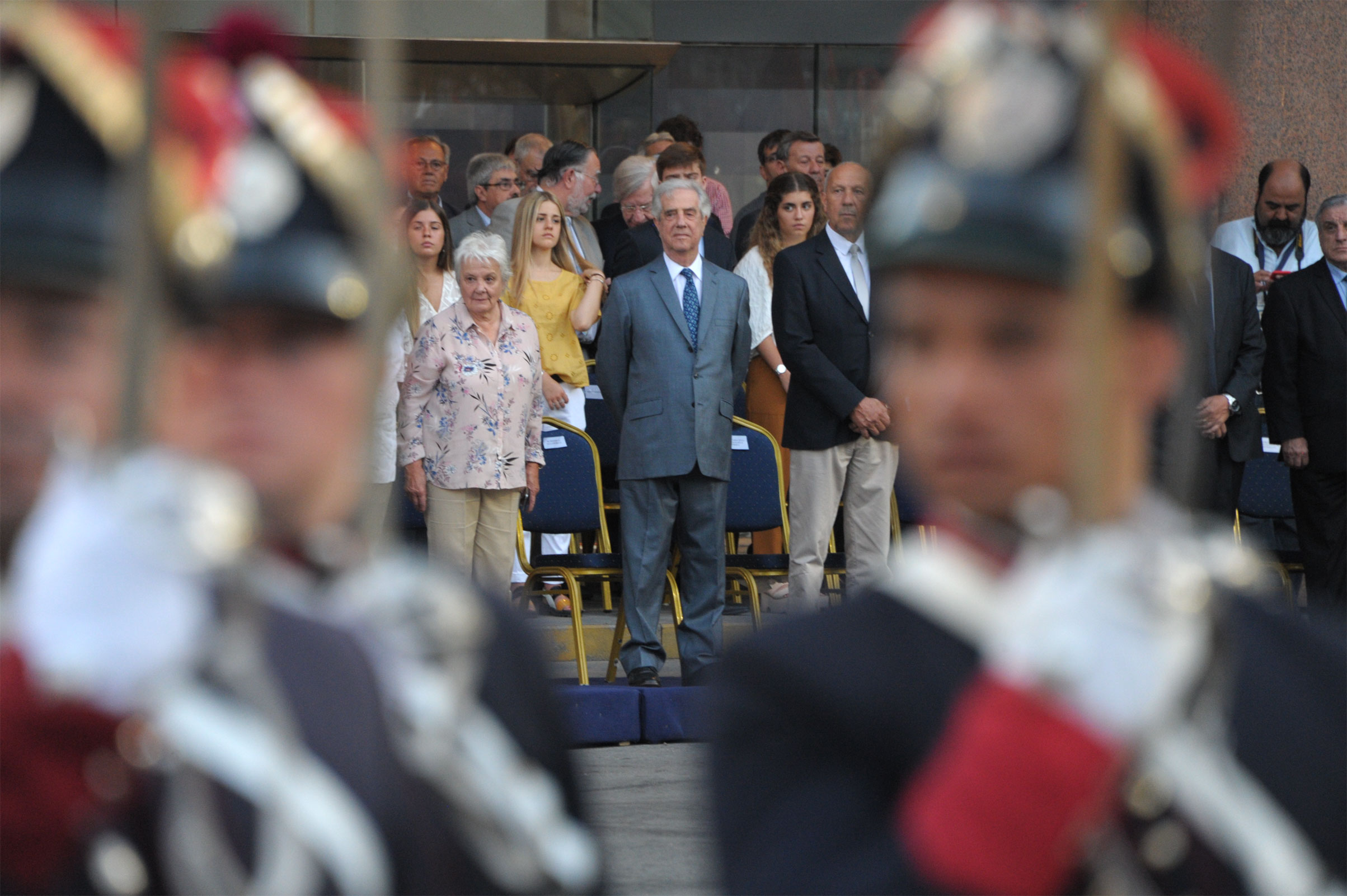 Ceremonia de arriado de la bandera nacional, en la plaza Independencia de Montevideo, frente a la Torre Ejecutiva