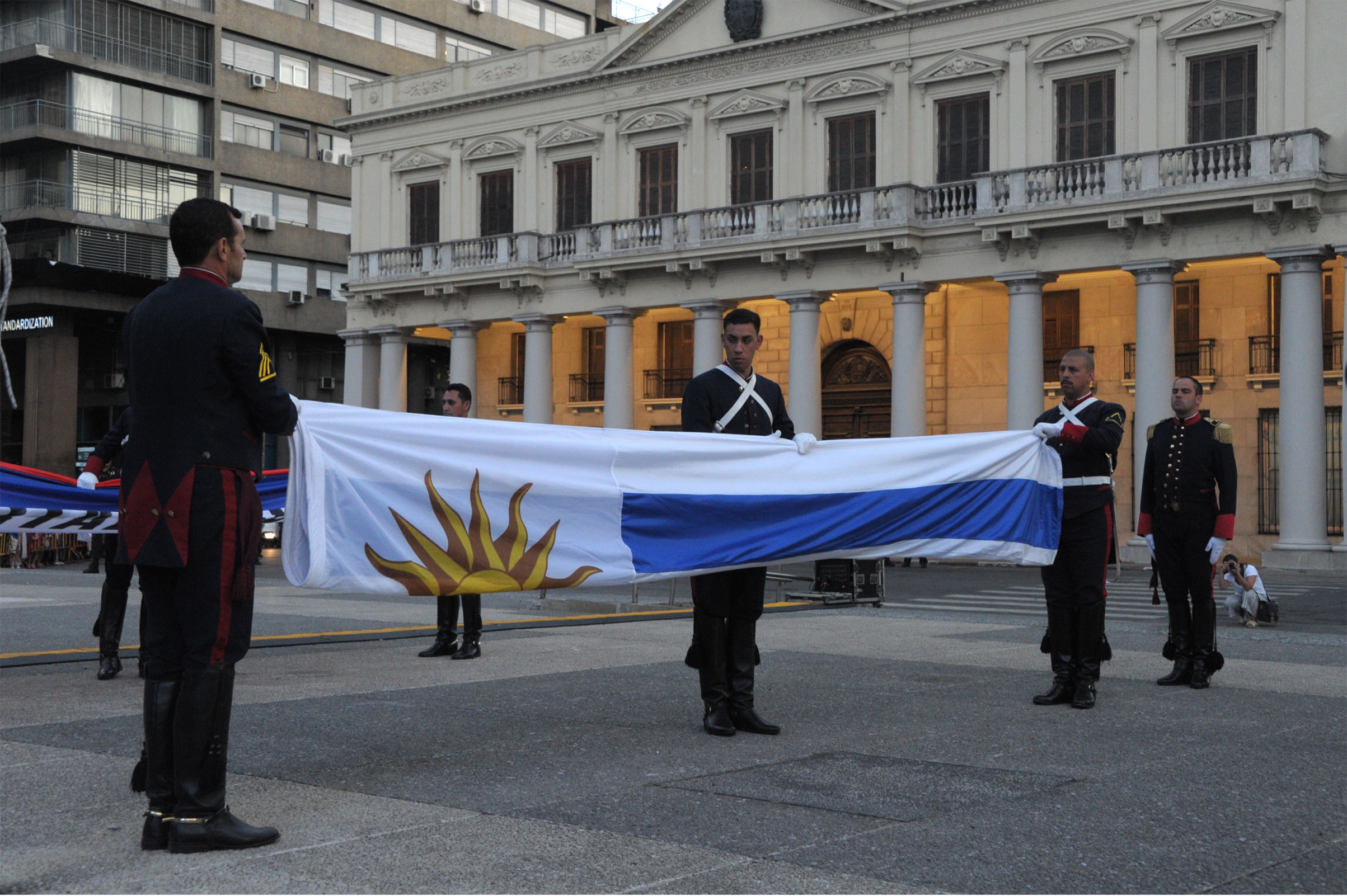 Ceremonia de arriado de la bandera nacional, en la plaza Independencia de Montevideo, frente a la Torre Ejecutiva