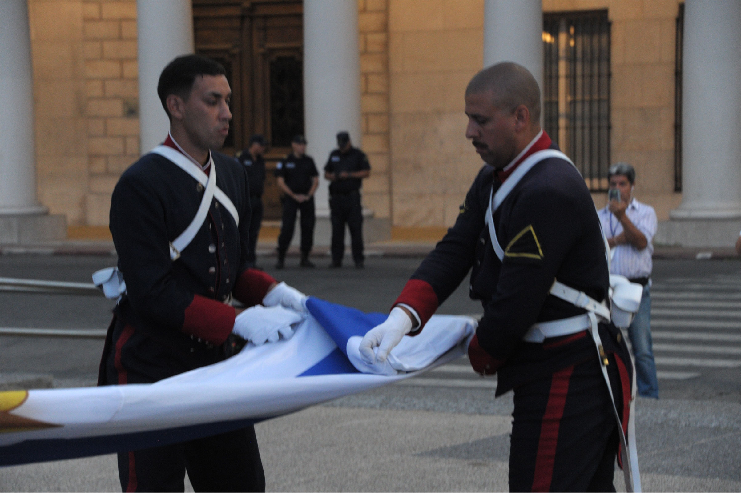 Ceremonia de arriado de la bandera nacional, en la plaza Independencia de Montevideo, frente a la Torre Ejecutiva