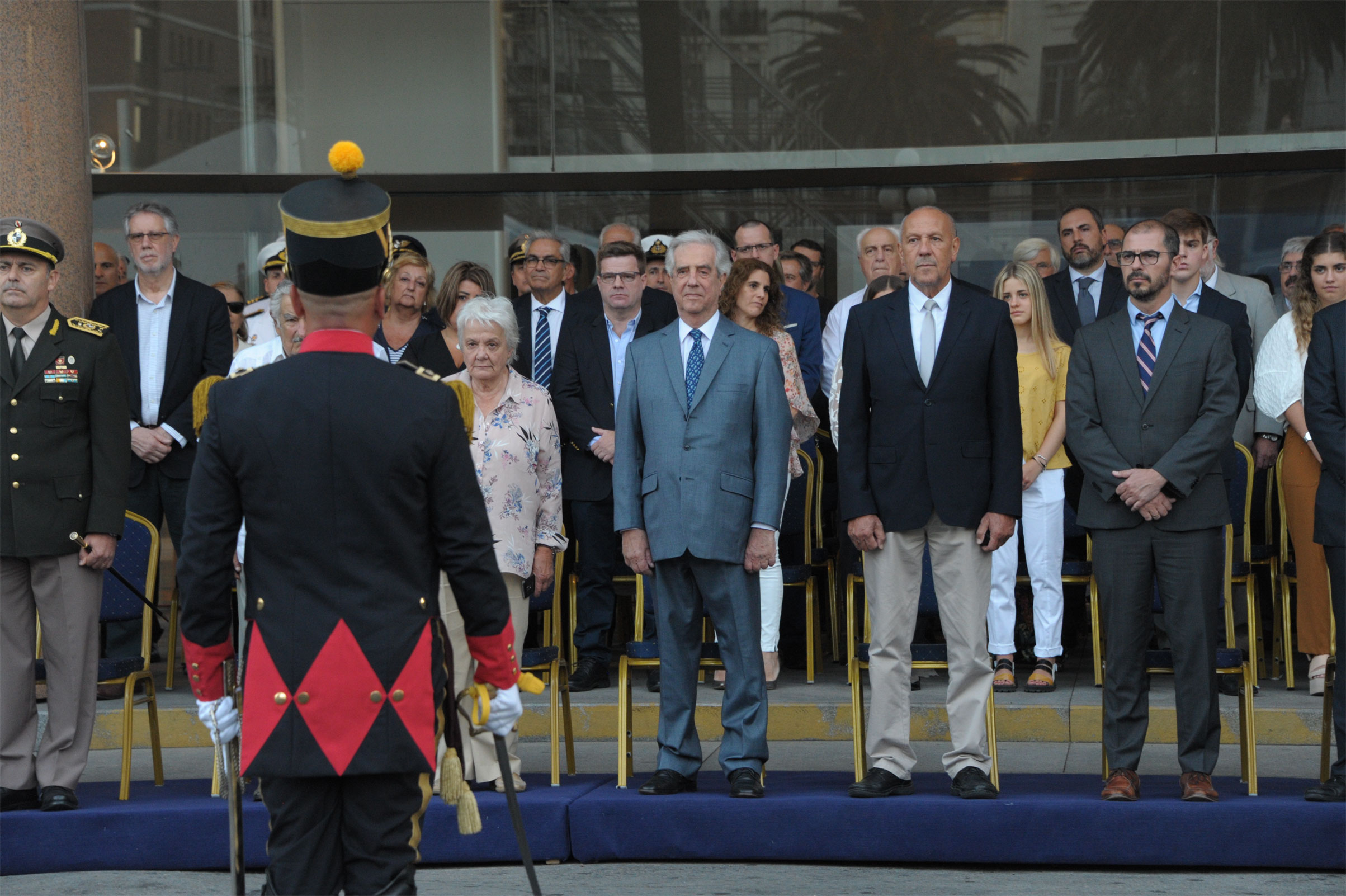 Ceremonia de arriado de la bandera nacional, en la plaza Independencia de Montevideo, frente a la Torre Ejecutiva