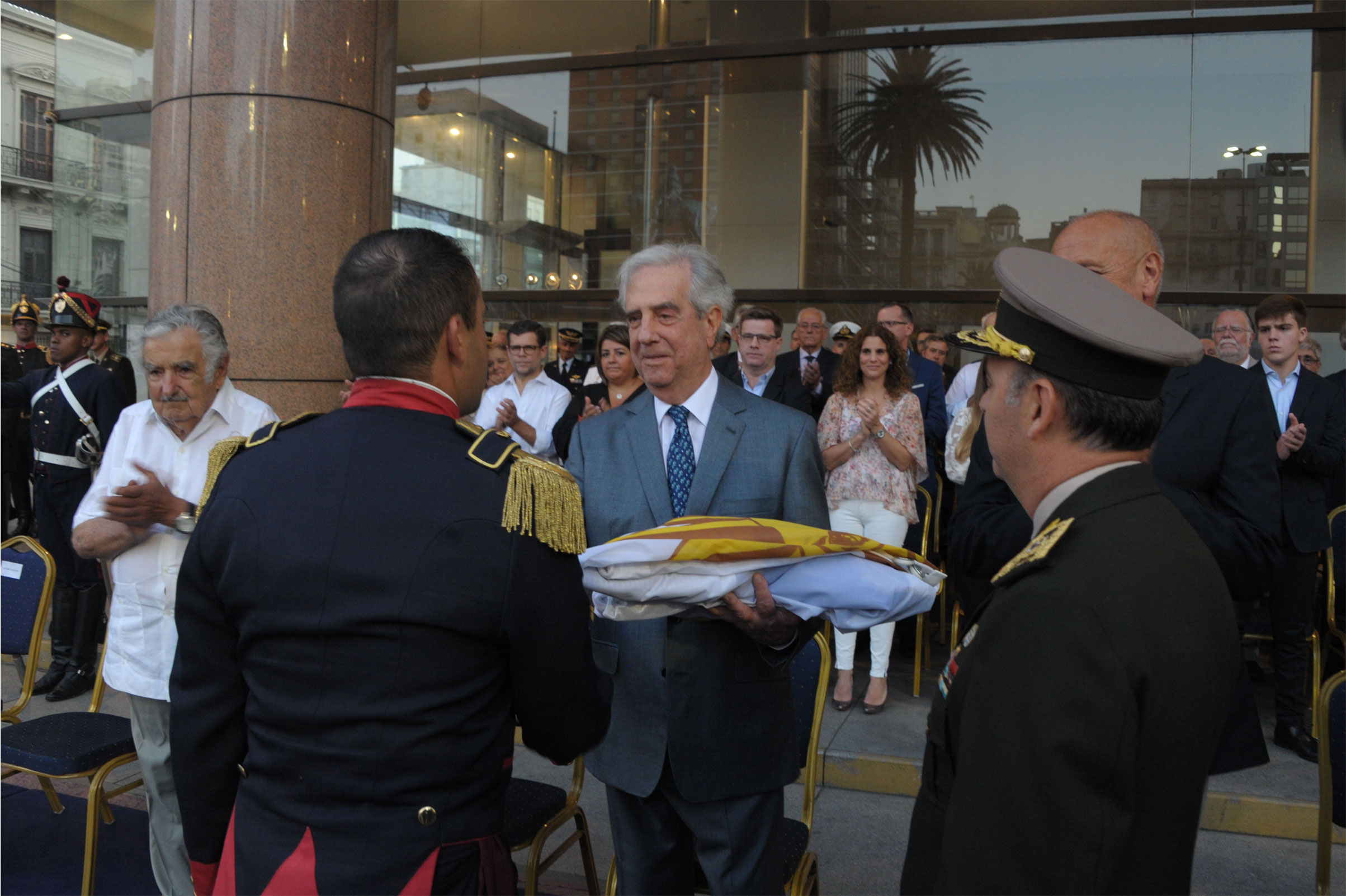Ceremonia de arriado de la bandera nacional, en la plaza Independencia de Montevideo, frente a la Torre Ejecutiva
