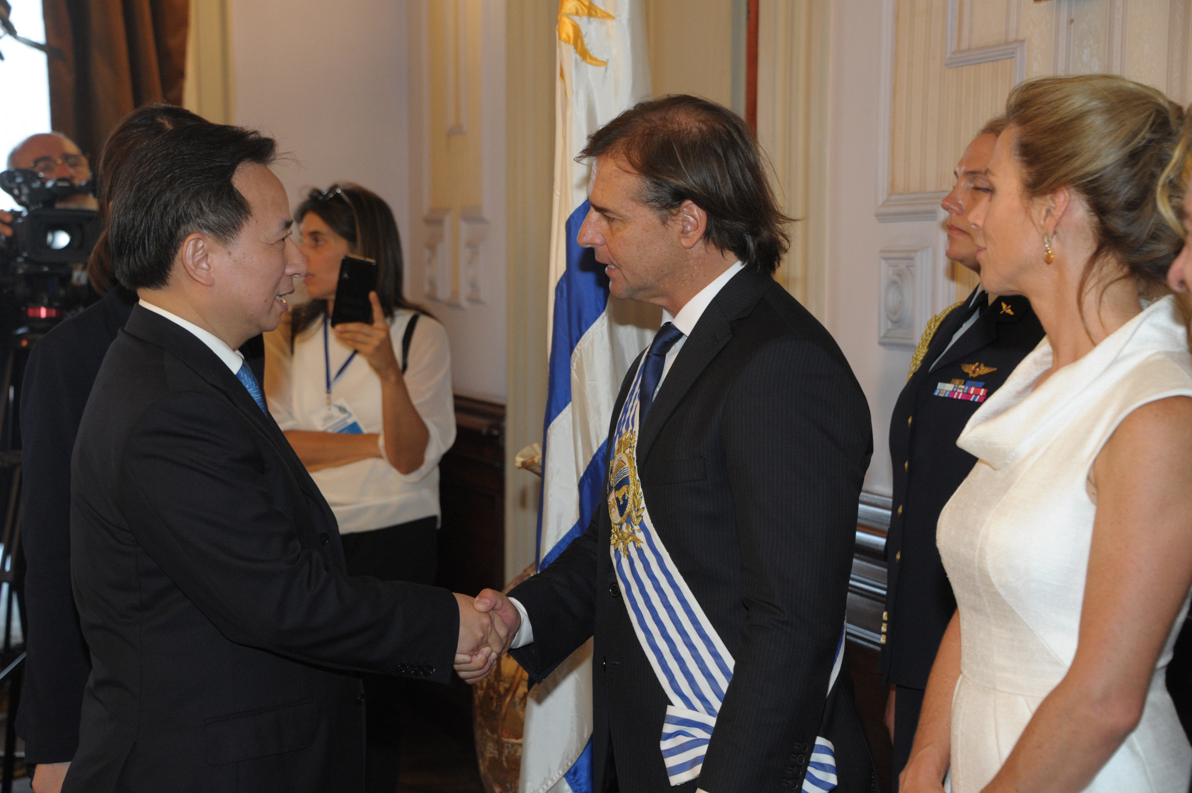 Presidente Luis Lacalle Pou, acompañado por su esposa, Lorena Ponce de León, y el canciller, Ernesto Talvi, saludaron a delegaciones