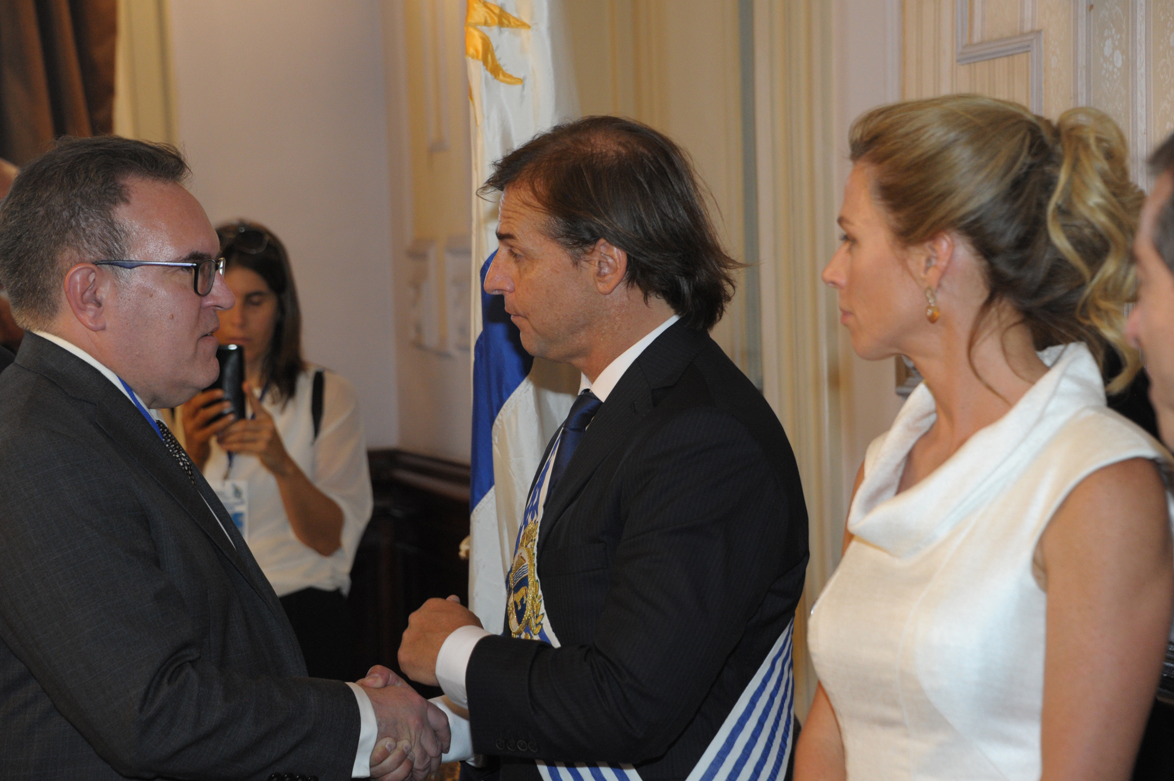 Presidente Luis Lacalle Pou, acompañado por su esposa, Lorena Ponce de León, y el canciller, Ernesto Talvi, saludaron a delegaciones
