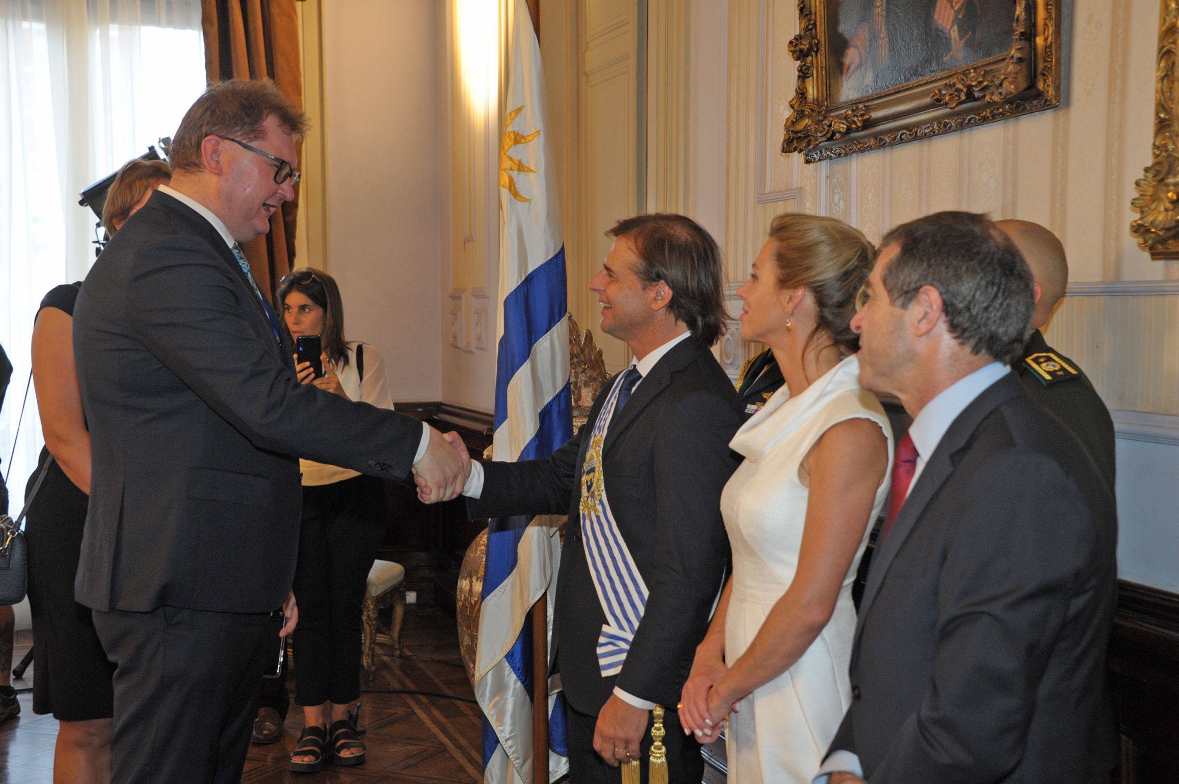 Presidente Luis Lacalle Pou, acompañado por su esposa, Lorena Ponce de León, y el canciller, Ernesto Talvi, saludaron a delegaciones