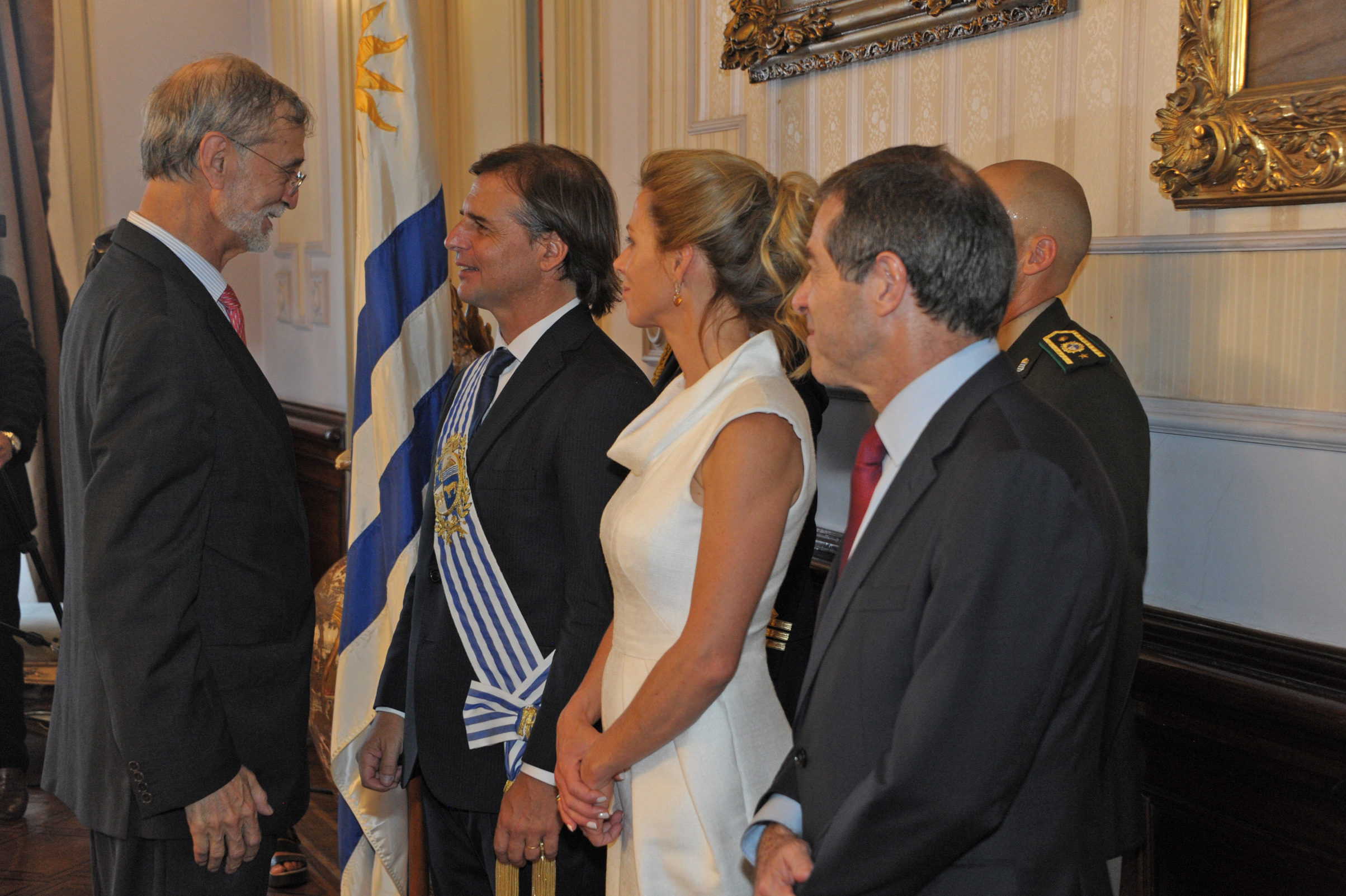 Presidente Luis Lacalle Pou, acompañado por su esposa, Lorena Ponce de León, y el canciller, Ernesto Talvi, saludaron a delegaciones