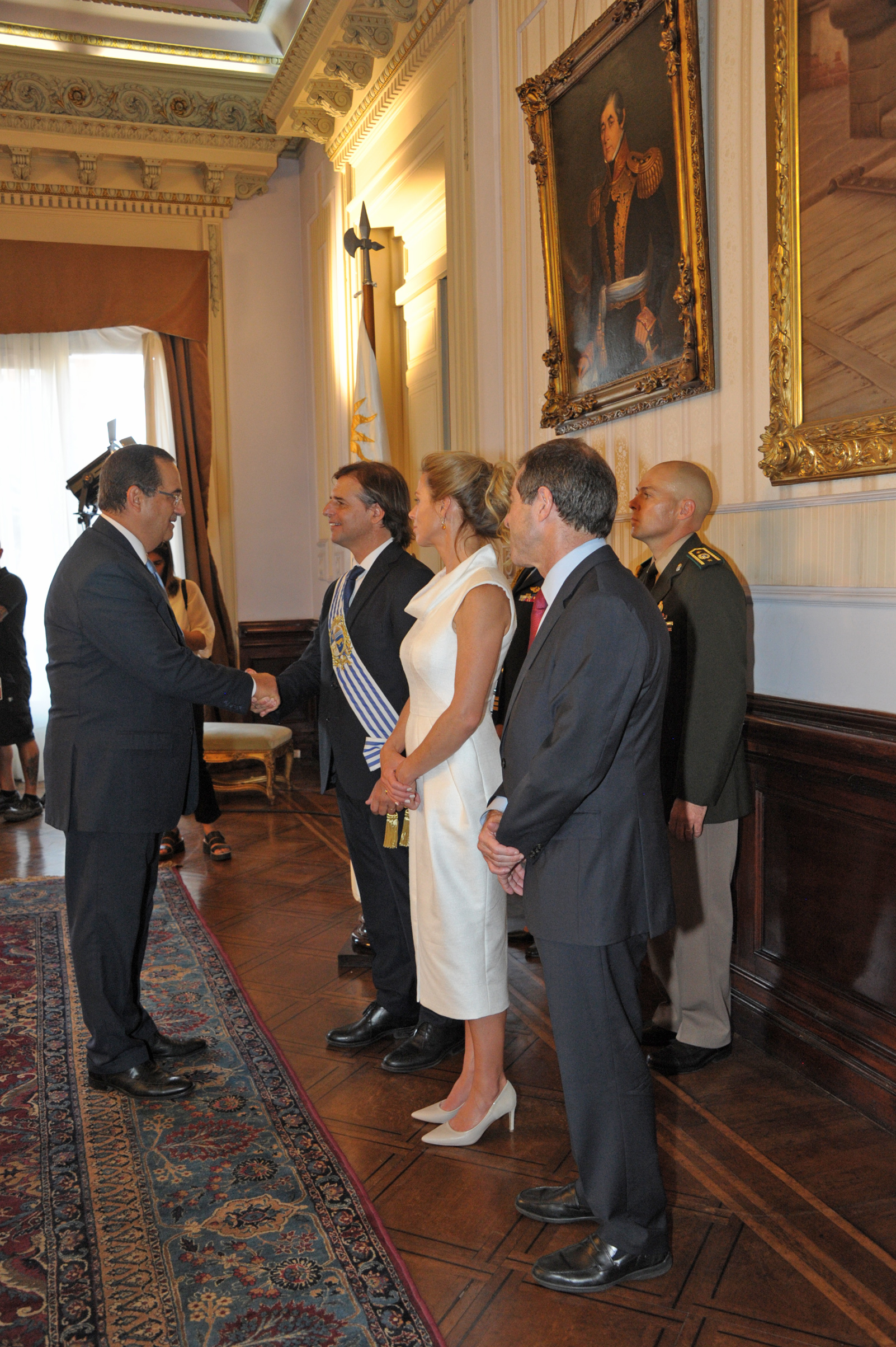 Presidente Luis Lacalle Pou, acompañado por su esposa, Lorena Ponce de León, y el canciller, Ernesto Talvi, saludaron a delegaciones