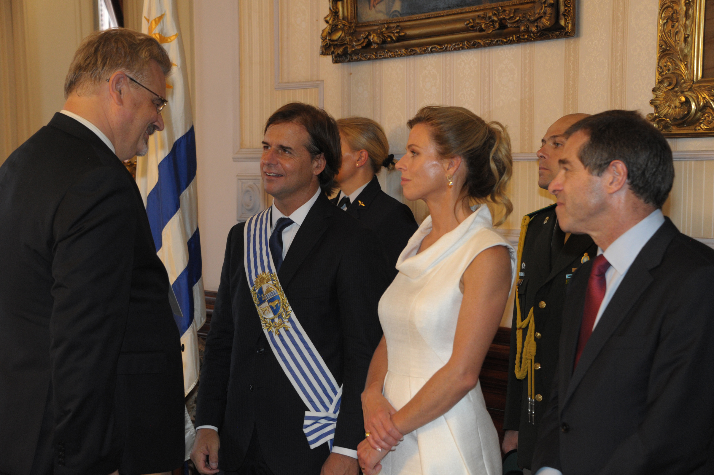 Presidente Luis Lacalle Pou, acompañado por su esposa, Lorena Ponce de León, y el canciller, Ernesto Talvi, saludaron a delegaciones