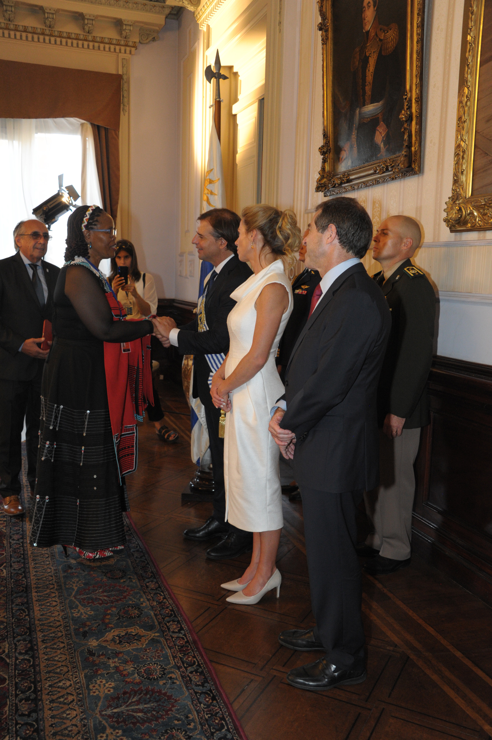 Presidente Luis Lacalle Pou, acompañado por su esposa, Lorena Ponce de León, y el canciller, Ernesto Talvi, saludaron a delegaciones