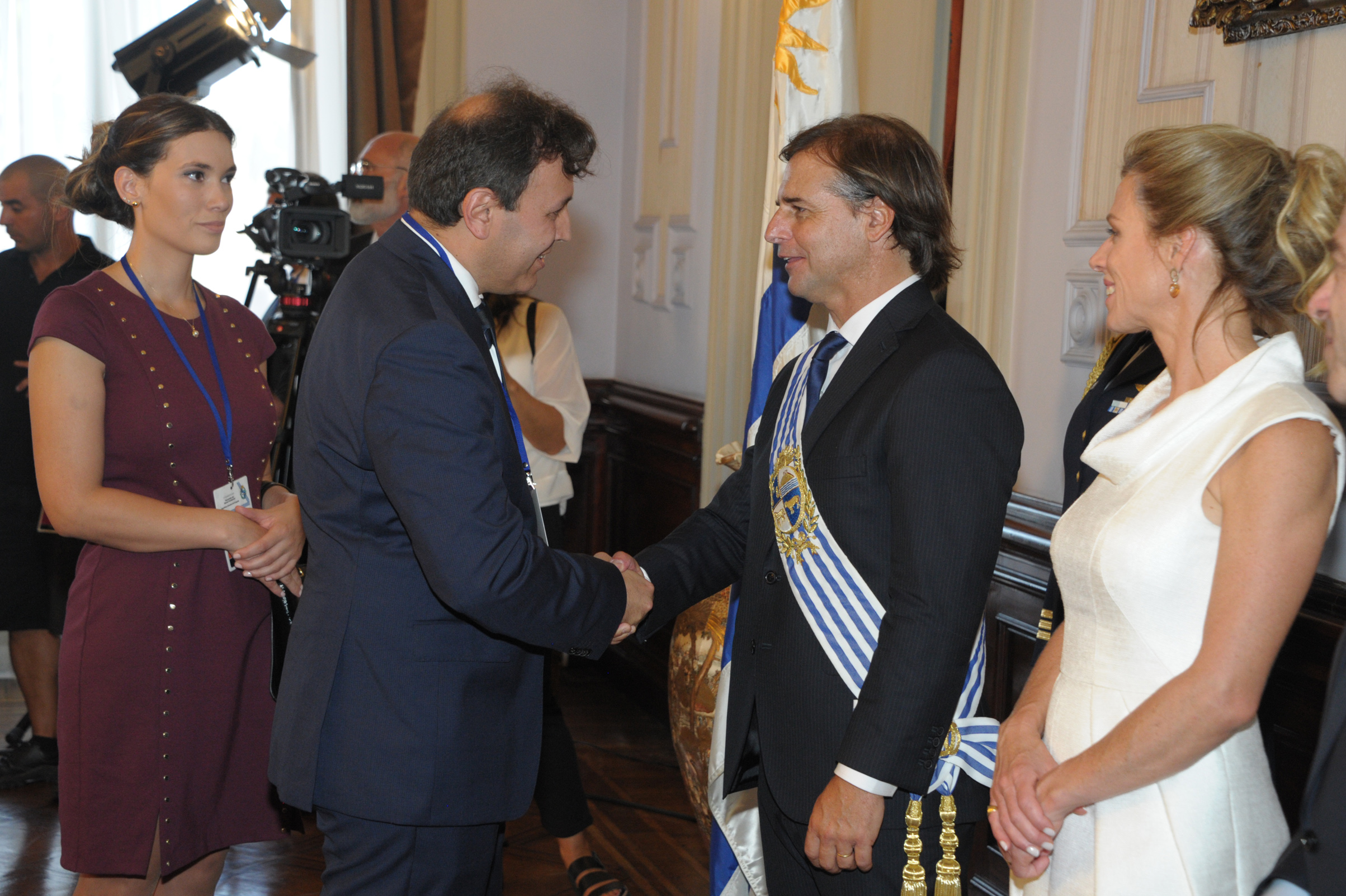 Presidente Luis Lacalle Pou, acompañado por su esposa, Lorena Ponce de León, y el canciller, Ernesto Talvi, saludaron a delegaciones