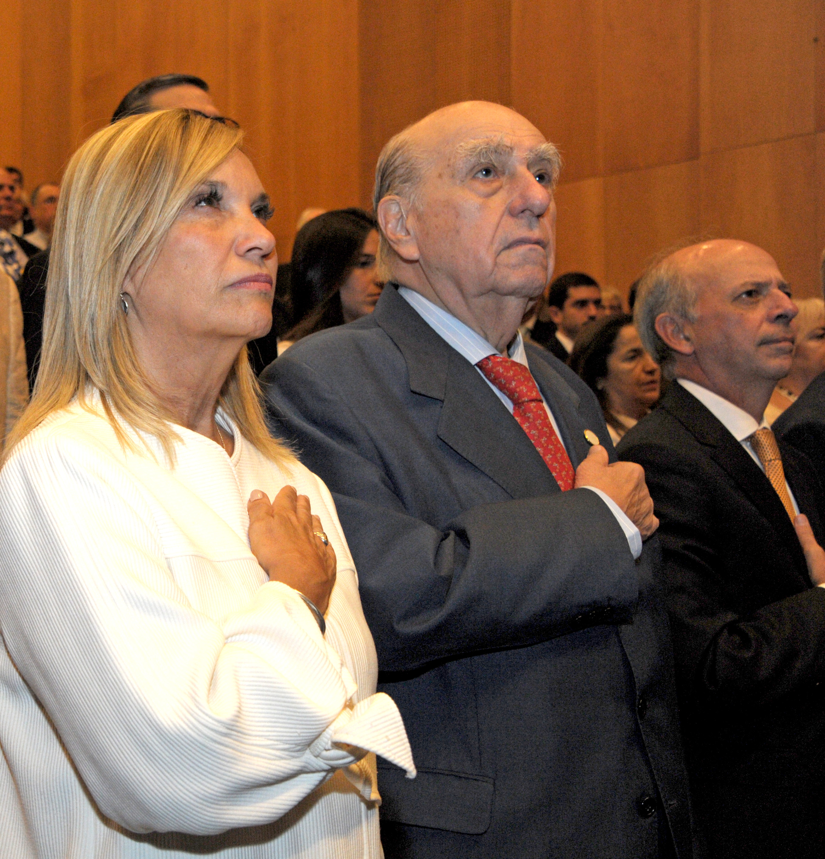 Vicepresidenta Beatríz Argimón, entona el Himno Nacional junto a Julio María Sanguinetti y Javier García
