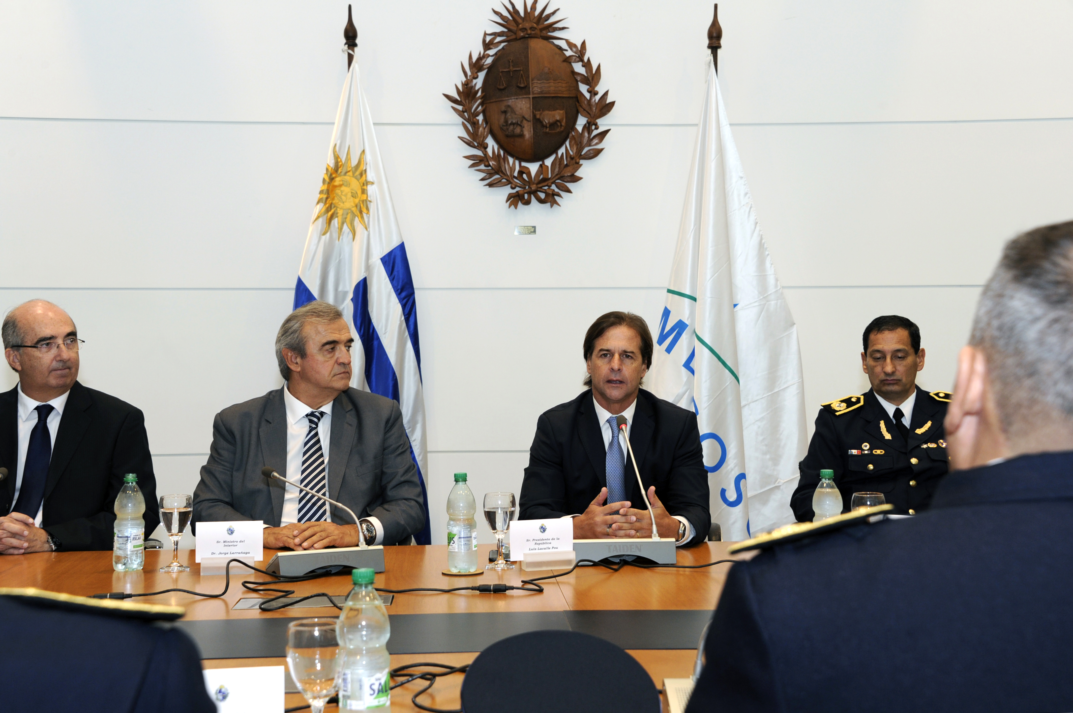 Presidente Luis Lacalle Pou, reunido con autoridades del Ministerio del Interior y jefes departamentales de Policía en Torre Ejecutiva