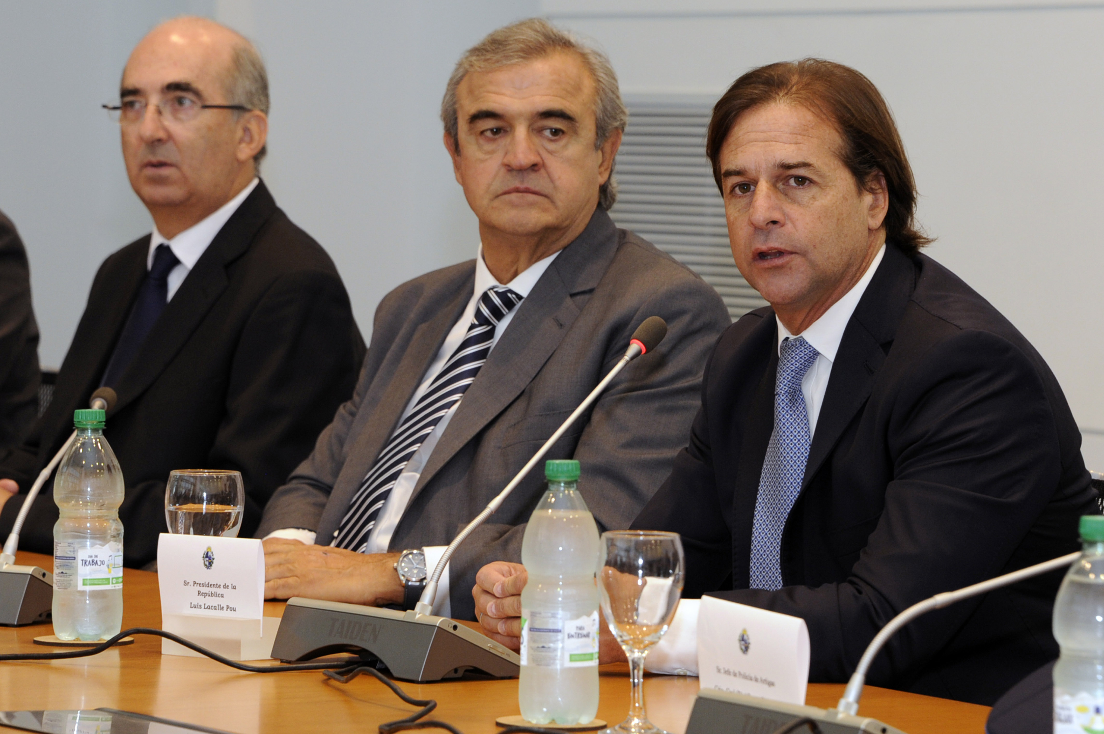 Presidente Luis Lacalle Pou, reunido con autoridades del Ministerio del Interior y jefes departamentales de Policía en Torre Ejecutiva